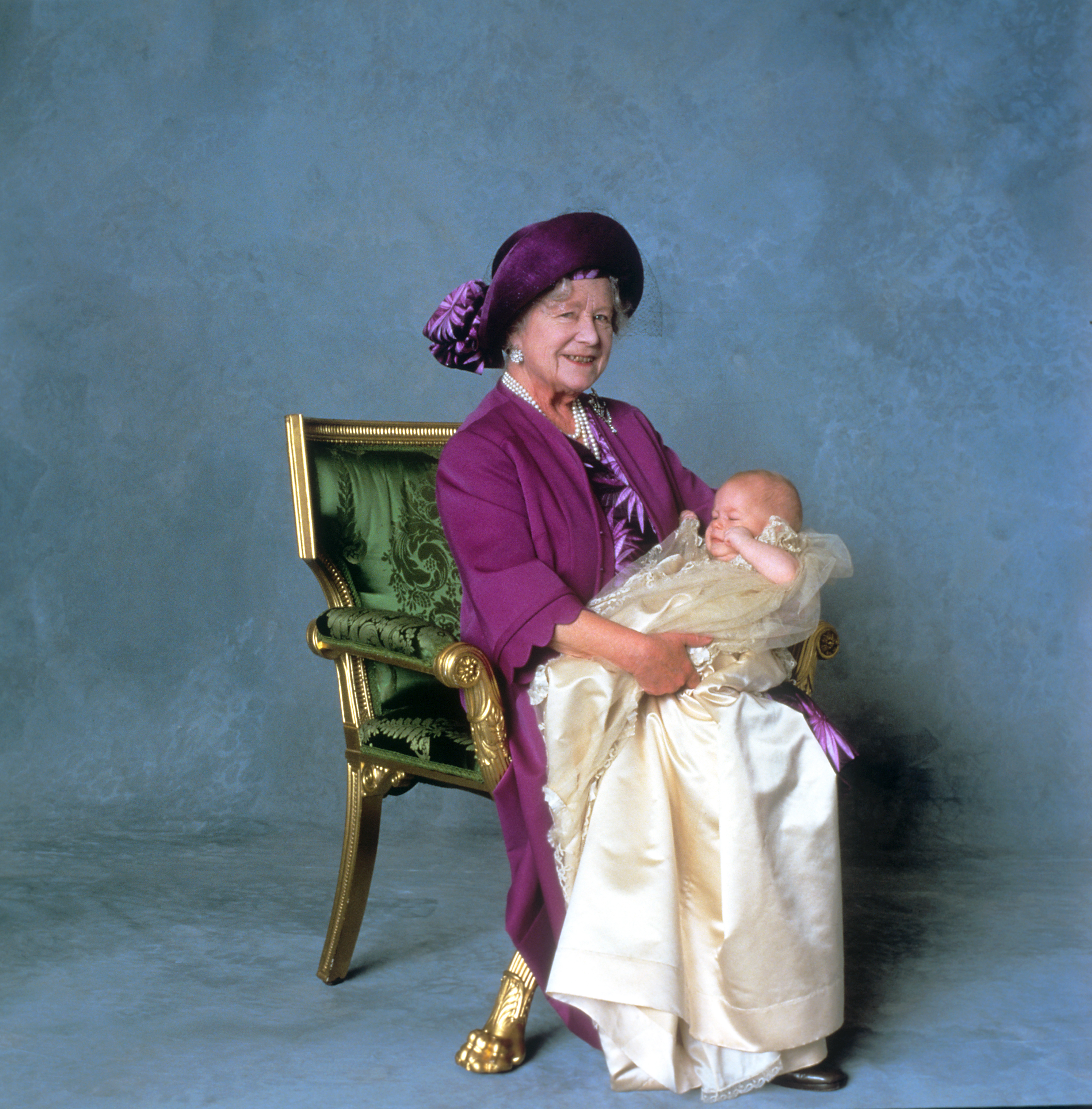 La reina madre, Elizabeth Bowes-Lyon y el príncipe Harry de bebé posando para una foto en 1984. | Fuente: Getty Images
