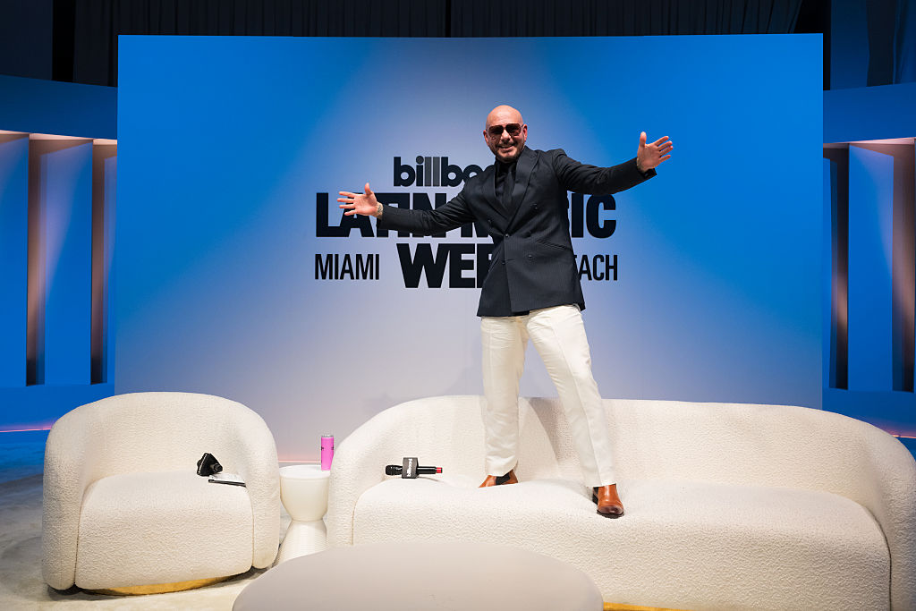 Pitbull interviene en el escenario durante la Billboard Latin Music Week Miami 2026 en el Faena Forum, el 21 de octubre de 2026 en Miami Beach, Florida. | Fuente: Getty Images