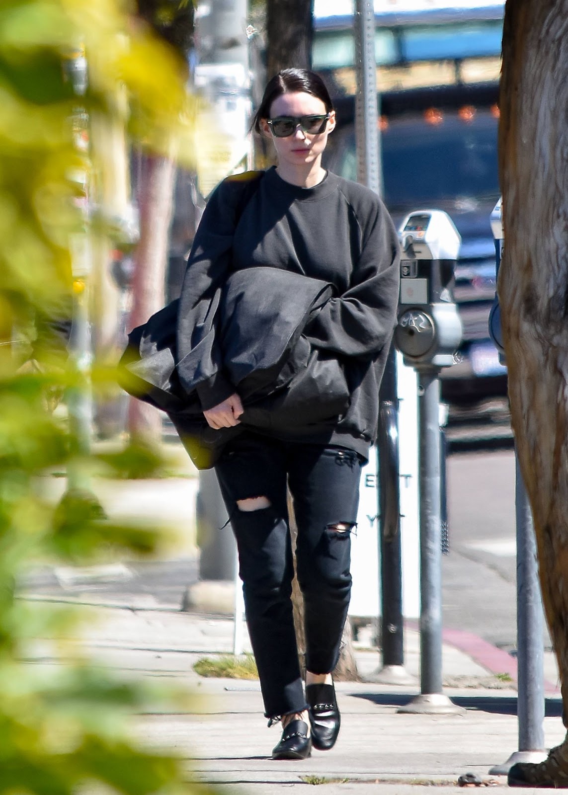 Rooney Mara fue fotografiada en Los Ángeles el 27 de marzo de 2018, lo que refleja su enfoque selectivo de las apariciones públicas | Fuente: Getty Images