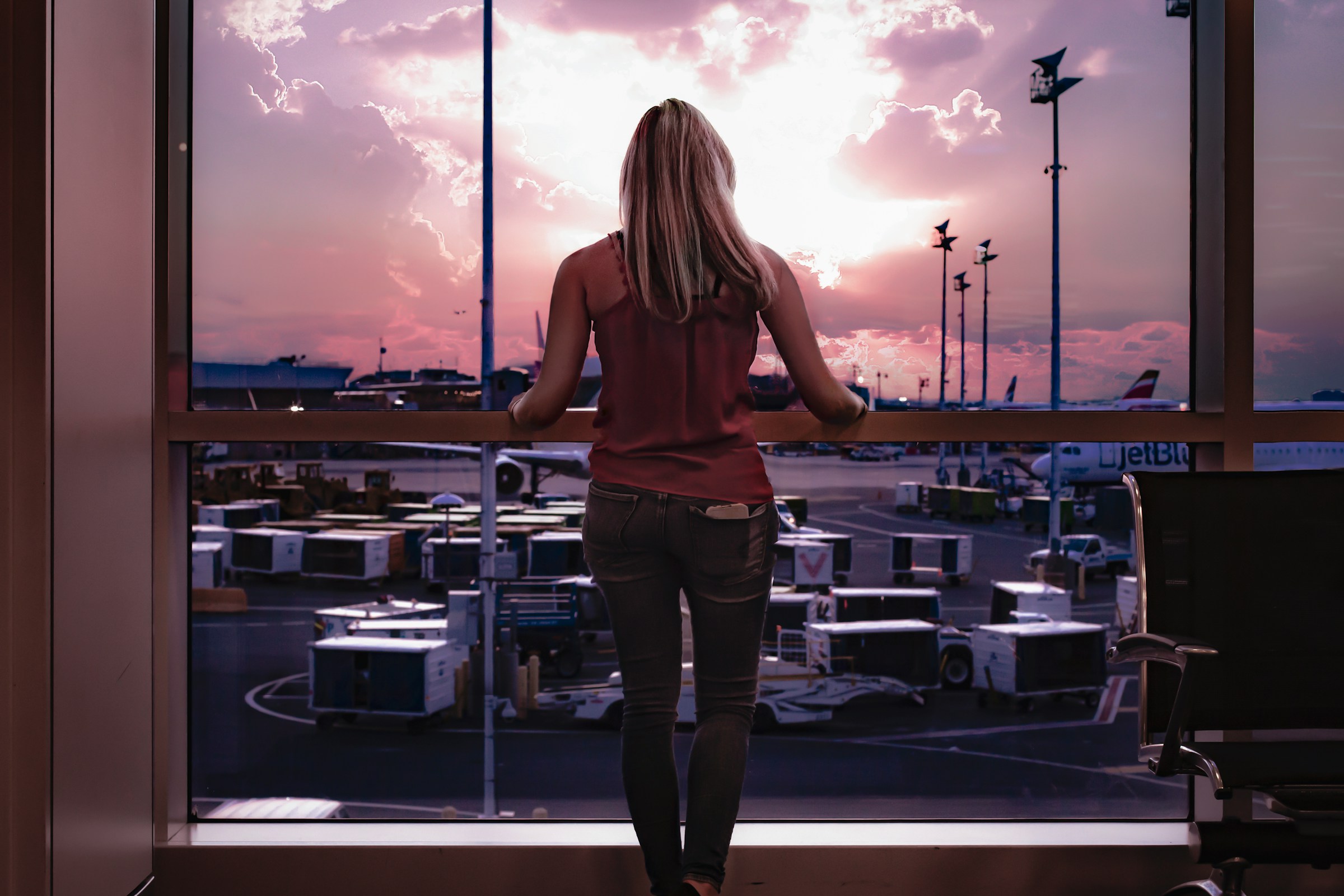 Una mujer en un aeropuerto | Fuente: Unsplash