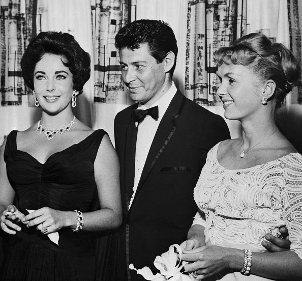 Eddie Fisher, Debbie Reynolds y Elizabeth Taylor en el Hotel Tropicana, foto sin fecha. | Foto: Getty Images