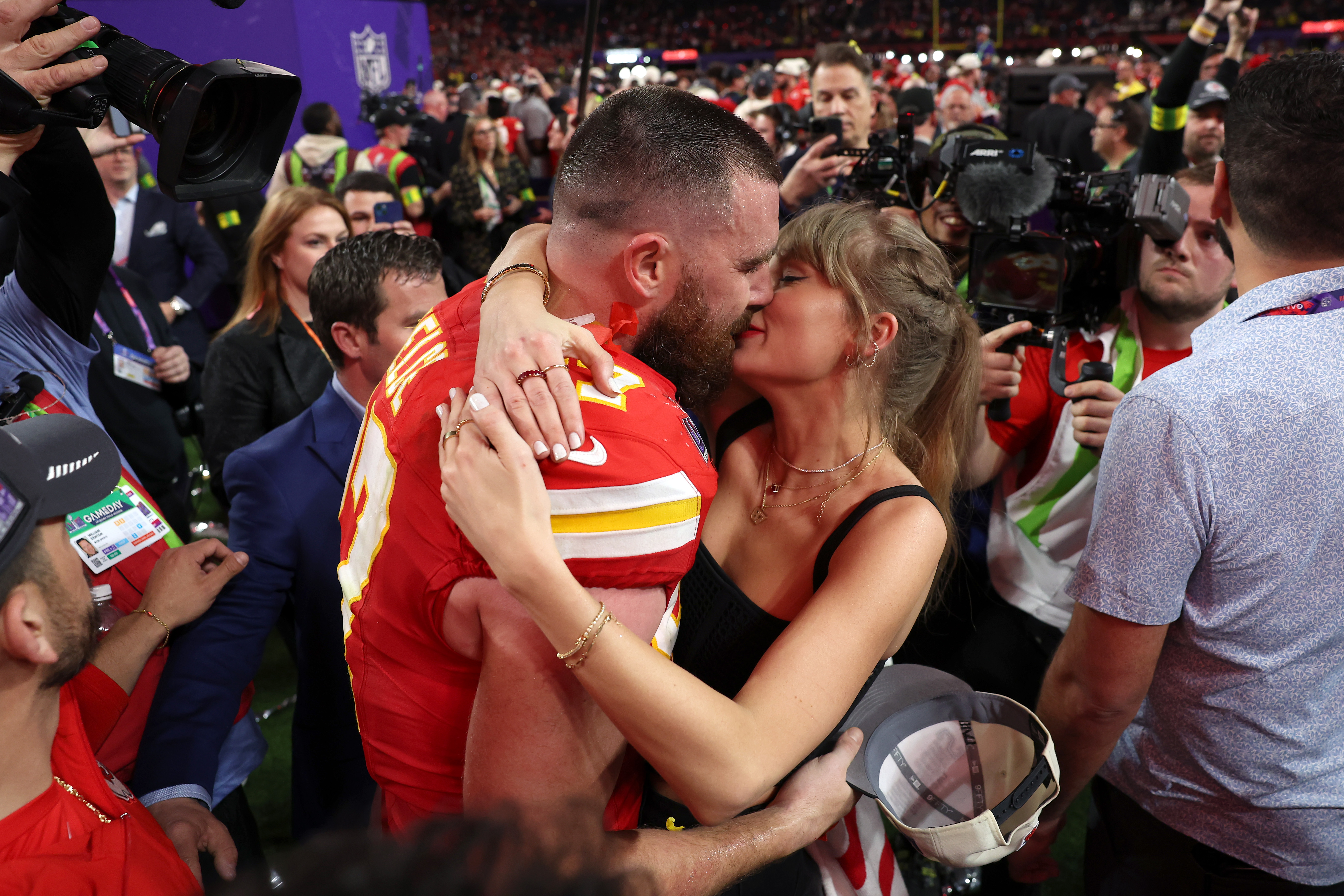 Travis Kelce besa a Taylor Swift durante el Super Bowl LVIII en el estadio Allegiant el 11 de febrero de 2024, en Las Vegas, Nevada. | Fuente: Getty Images