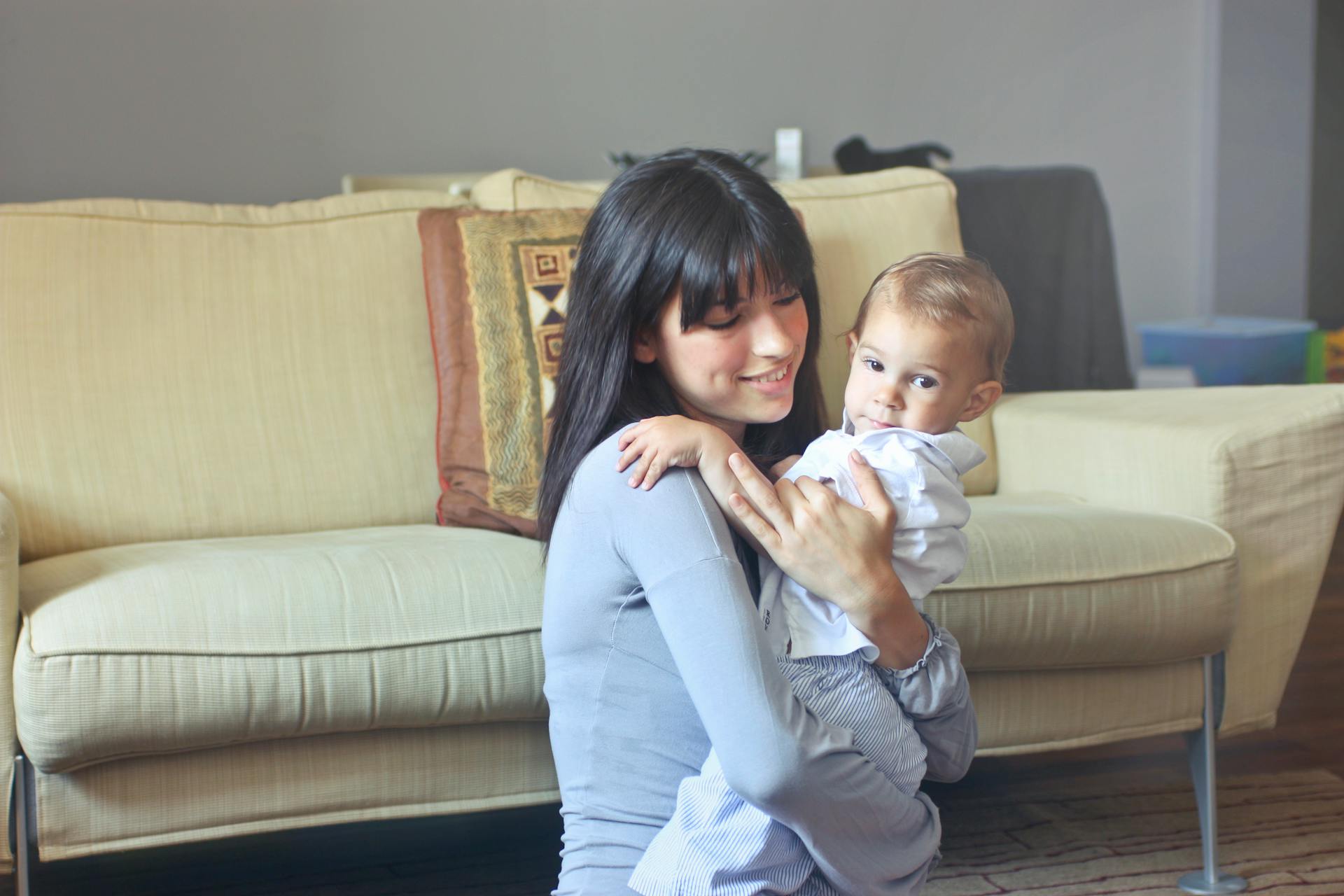 Una mujer con un niño en brazos | Foto: Pexels