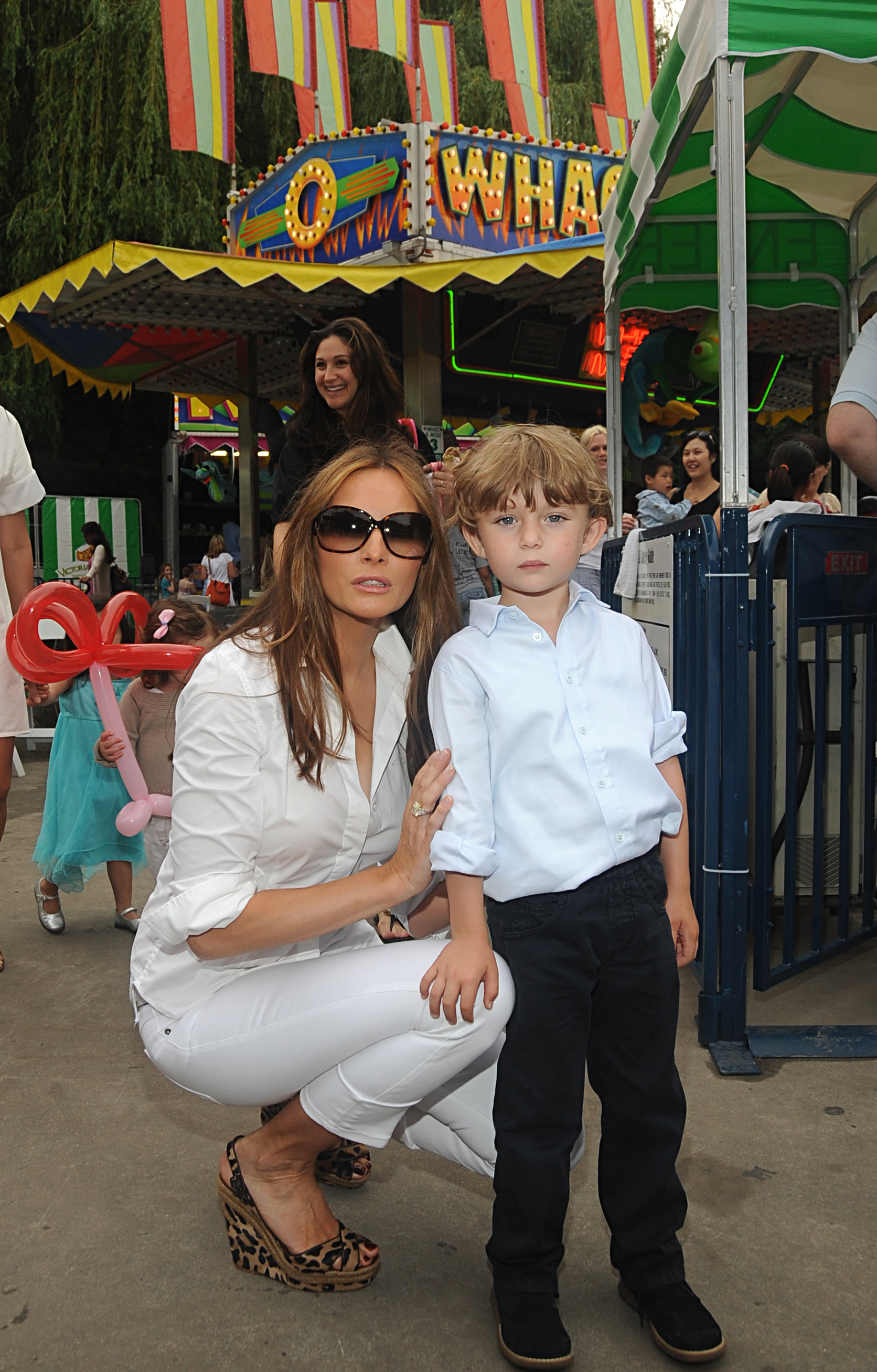 Melania y Barron Trump en el 3er Baby Buggy Bedtime Bash anual en la pista de patinaje Wollman Rink de Central Park, Nueva York, el 2 de junio de 2009. | Fuente: Getty Images