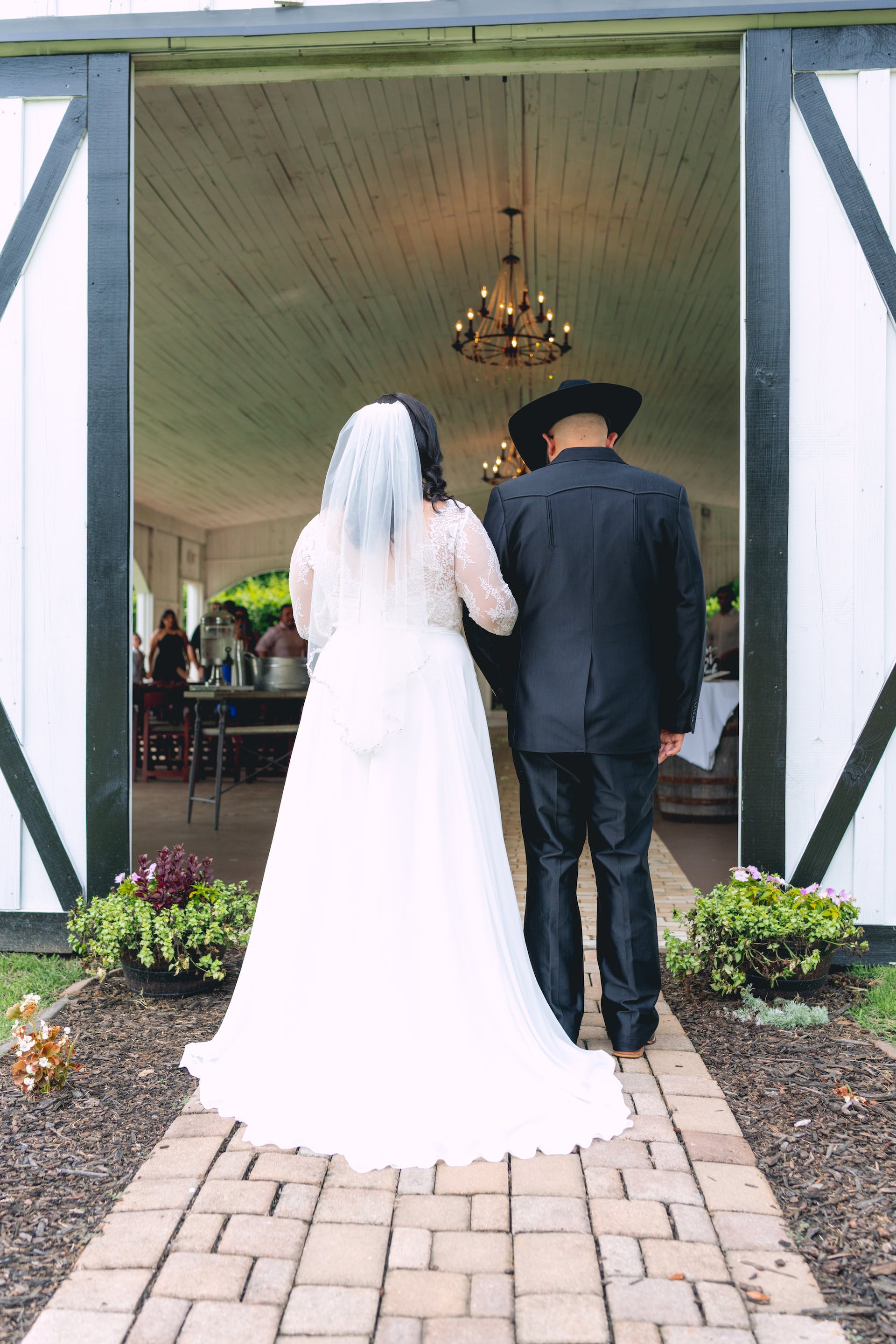 Novia caminando hacia el altar con un hombre | Foto: Pexels