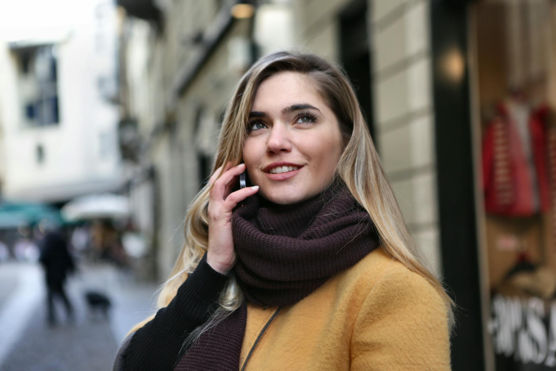 Una mujer feliz en una llamada | Fuente: Pexels