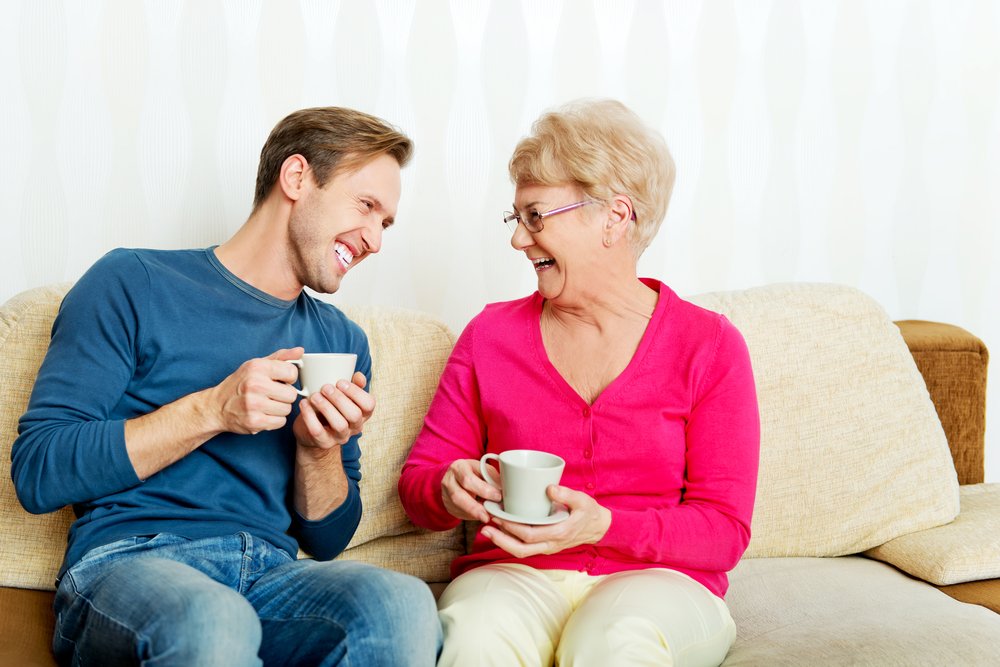 Madre e hijo tomando té en el sofá. | Foto: Shutterstock