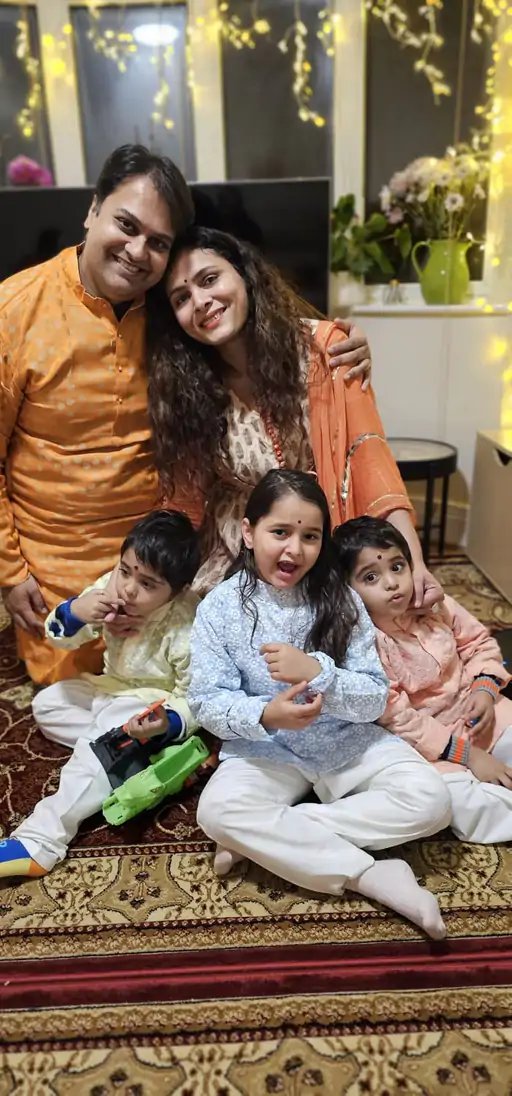 Pratik Joshi, su esposa y sus hijos | Fuente: X/@jsuryareddy