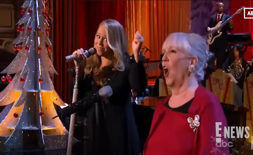 Mariah Carey canta a dúo con su madre, Patricia, en un vídeo del 27 de agosto de 2024 | Fuente: YouTube/@enews