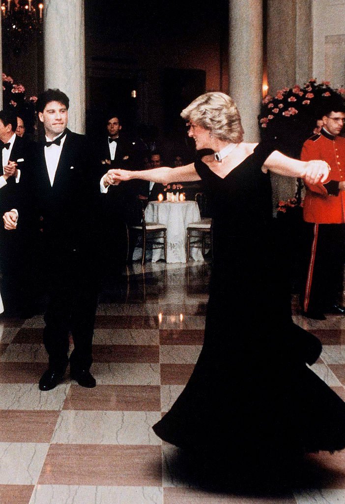 La princesa Diana con un vestido de noche diseñado por Victor Edelstein, bailando John Travolta el 9 de noviembre de 1985 en Washington DC, EE.UU. | Foto: Getty Images