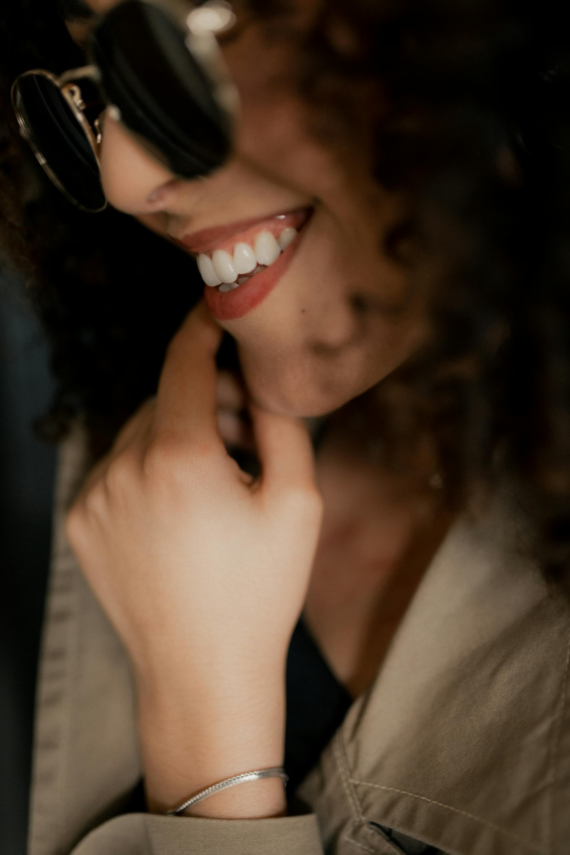 Una mujer con una sonrisa de satisfacción | Fuente: Pexels