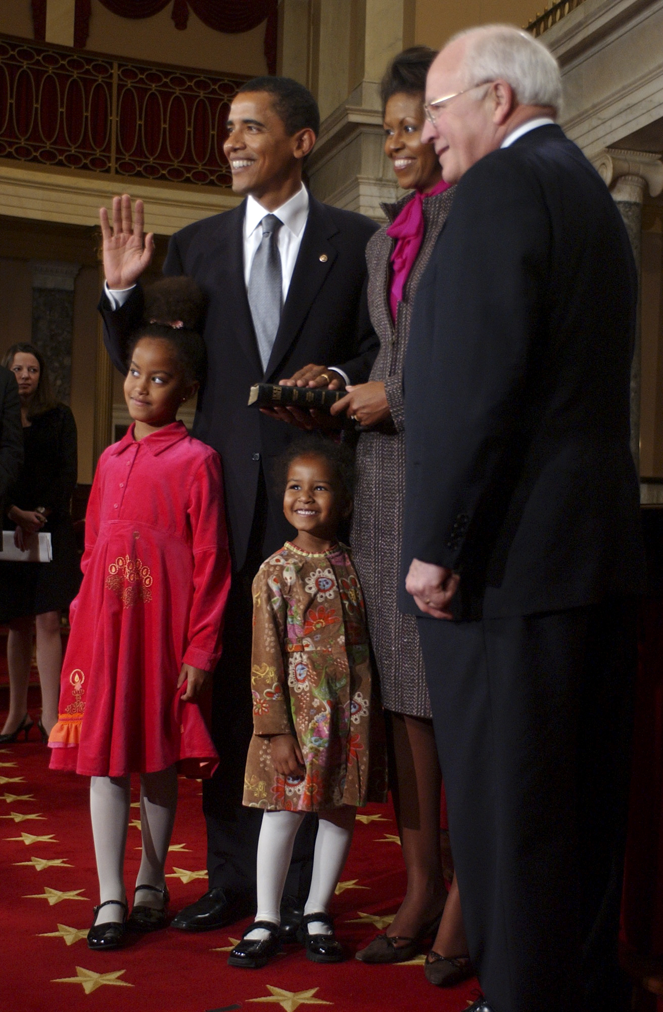 Barack Obama jura su cargo ante la mirada de Michelle, Malia y Sasha Obama y Dick Cheney, en EEUU, el 4 de enero de 2005 | Fuente: Getty Images