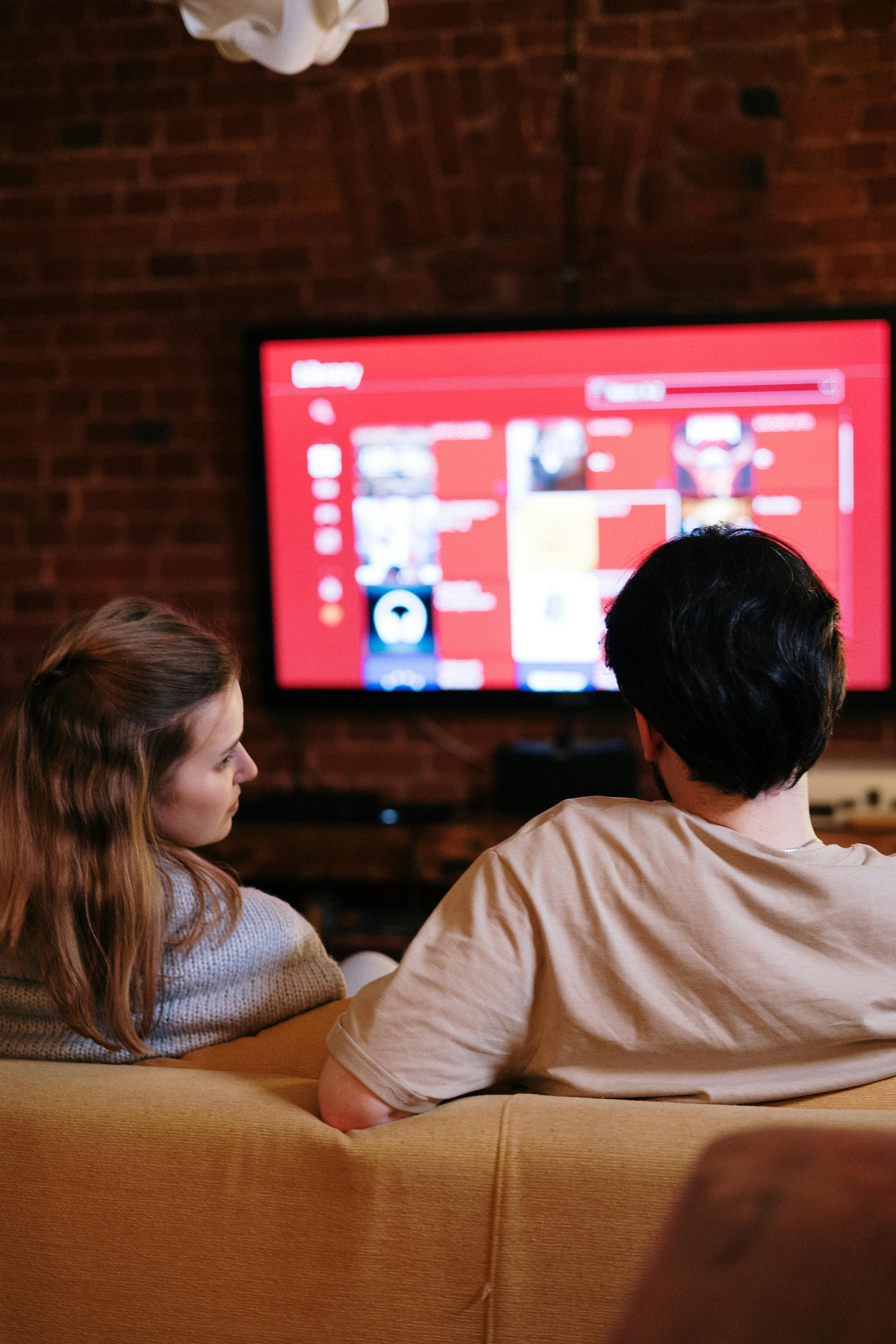 Una pareja mirando la televisión | Foto: Pexels
