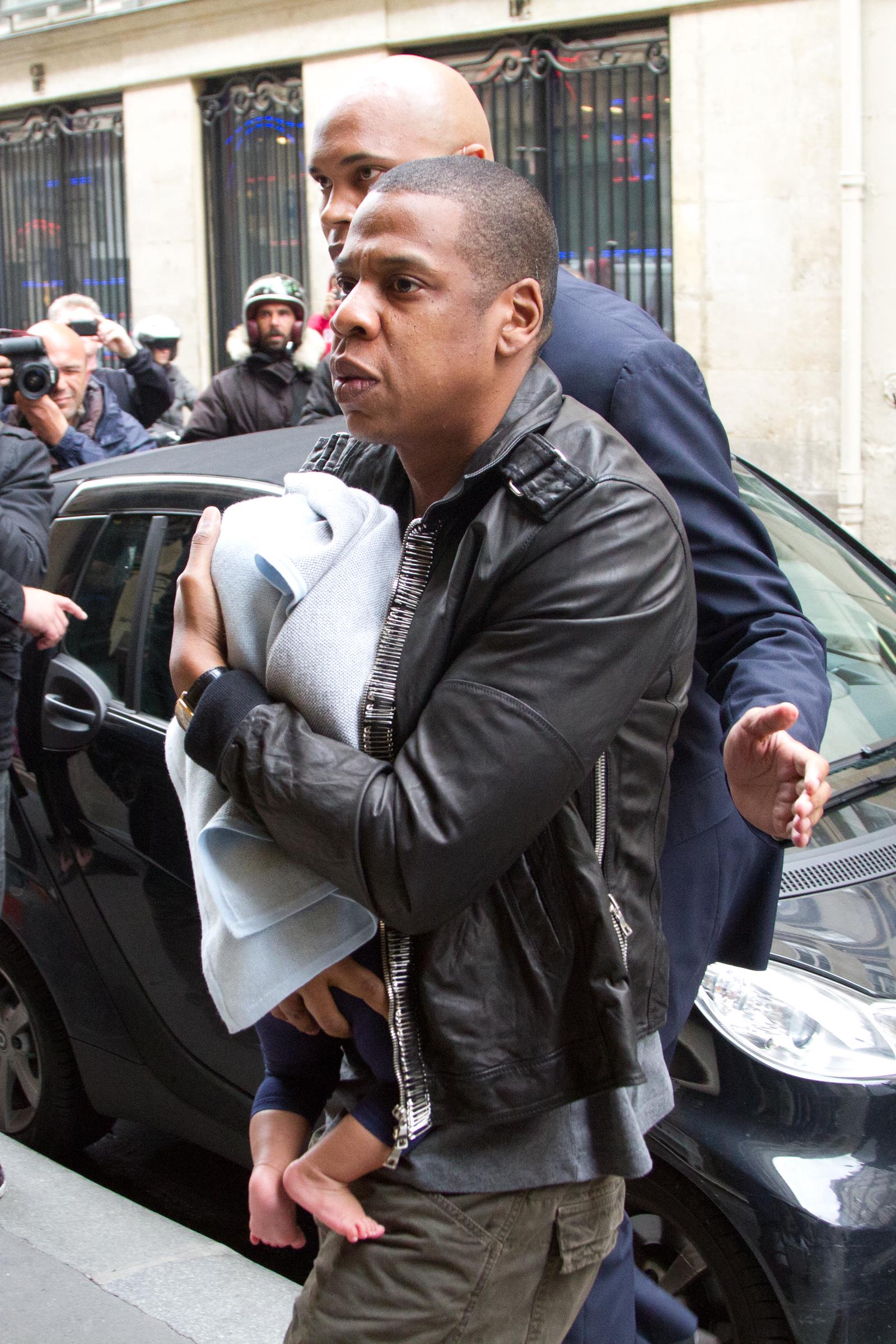 Jay-Z y Blue Ivy Carter llegan al hotel MEURICE el 4 de junio de 2012, en París, Francia. | Fuente: Getty Images