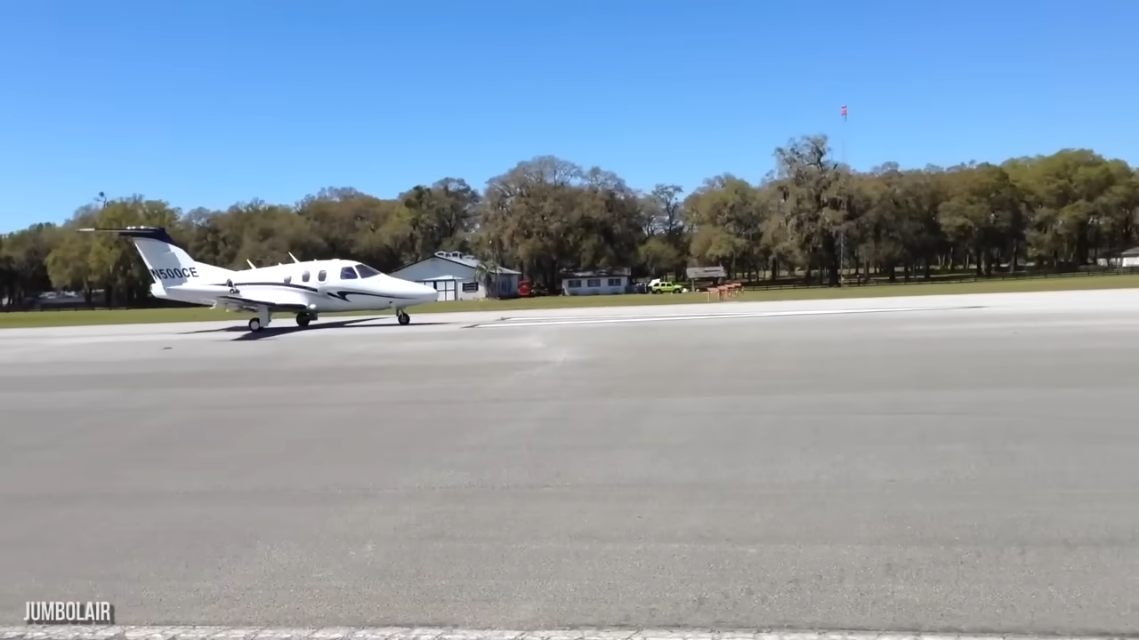 Una avioneta recorre la pista de Jumbolair, la comunidad de aviadores de Florida donde Travolta estableció su hogar familiar. | Fuente: YouTube/@Therichest