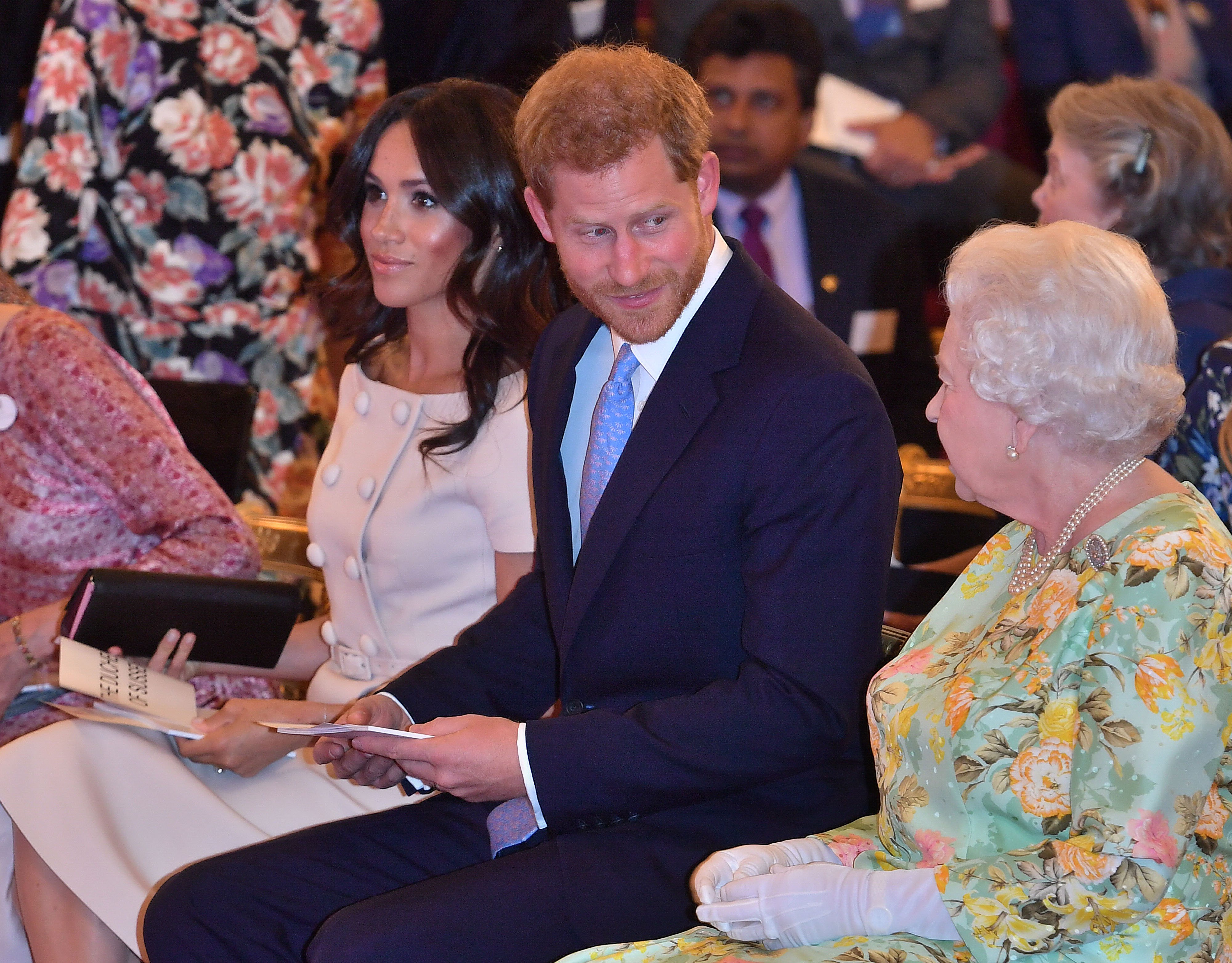 La reina Elizabeth II con el príncipe Harry y Meghan Markle en la ceremonia de entrega de premios Queen's Young Leaders Awards en el palacio de Buckingham, el 26 de junio de 2018 en Londres, Inglaterra. | Foto: Getty Images