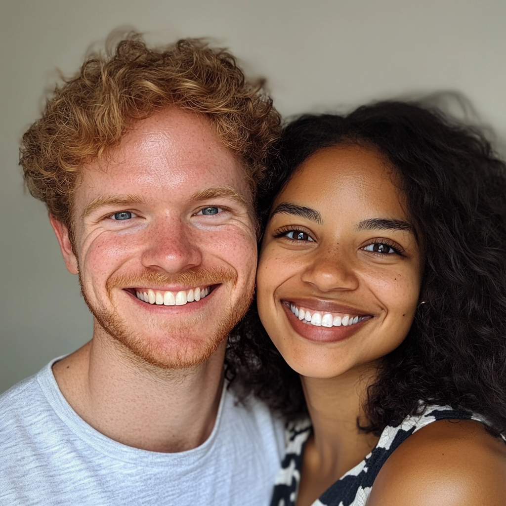 Una joven pareja sonriente | Fuente: Midjourney