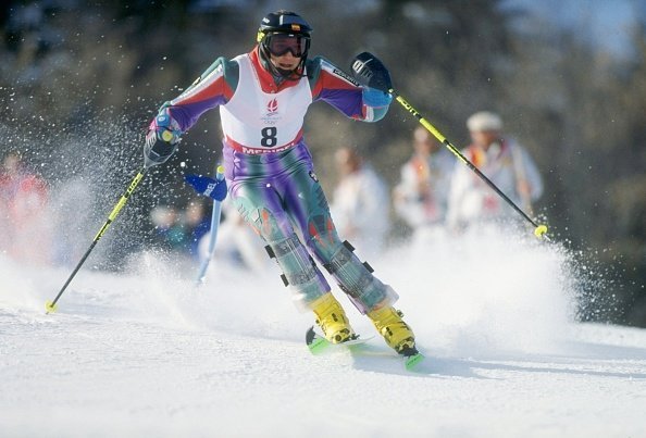 Blanca Ochoa Fernández de España esquía cuesta abajo durante el slalom femenino durante los Juegos Olímpicos de Albertville, Francia. | Foto: Getty Images