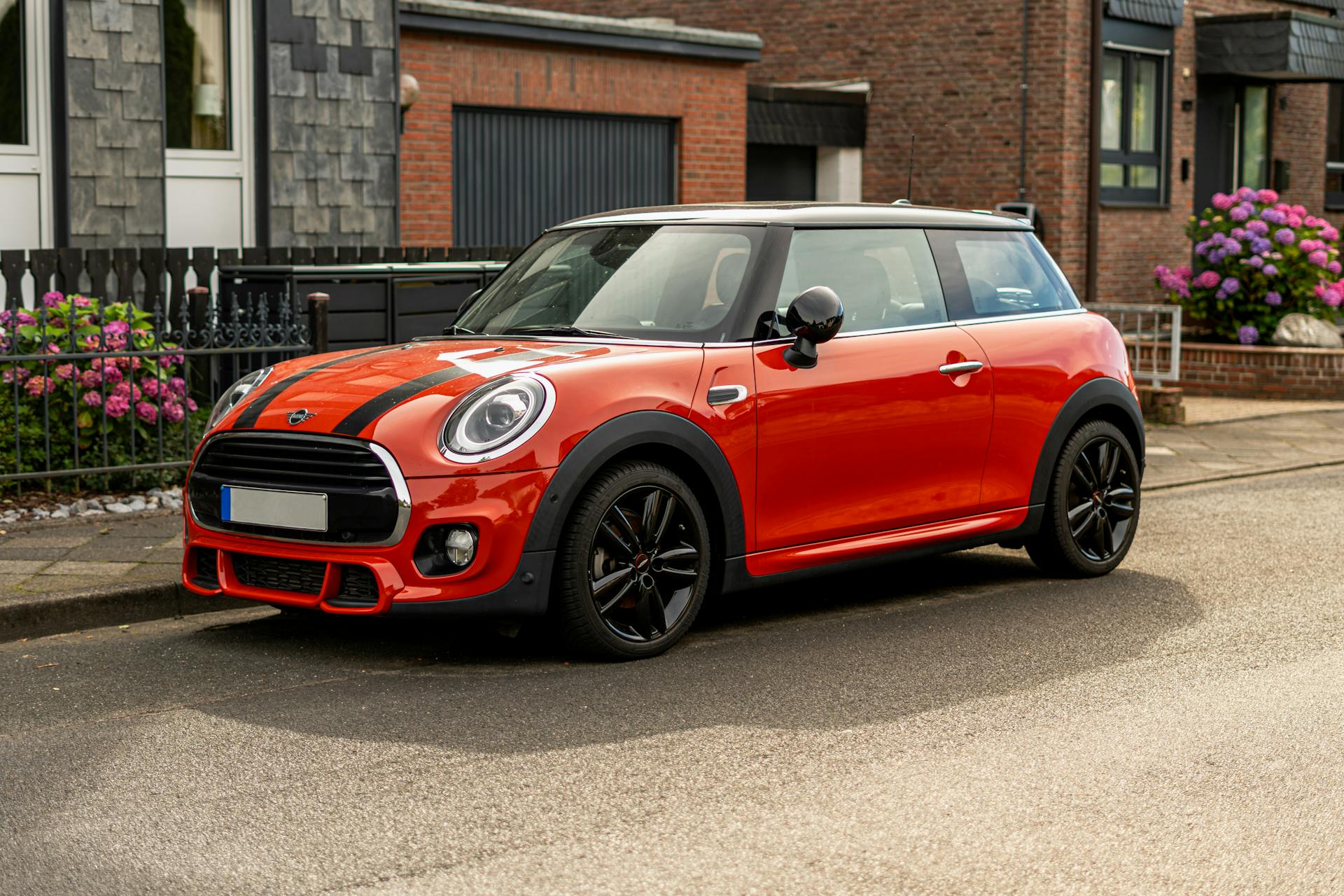 Un Mini Cooper rojo aparcado delante de una casa | Fuente: Pexels