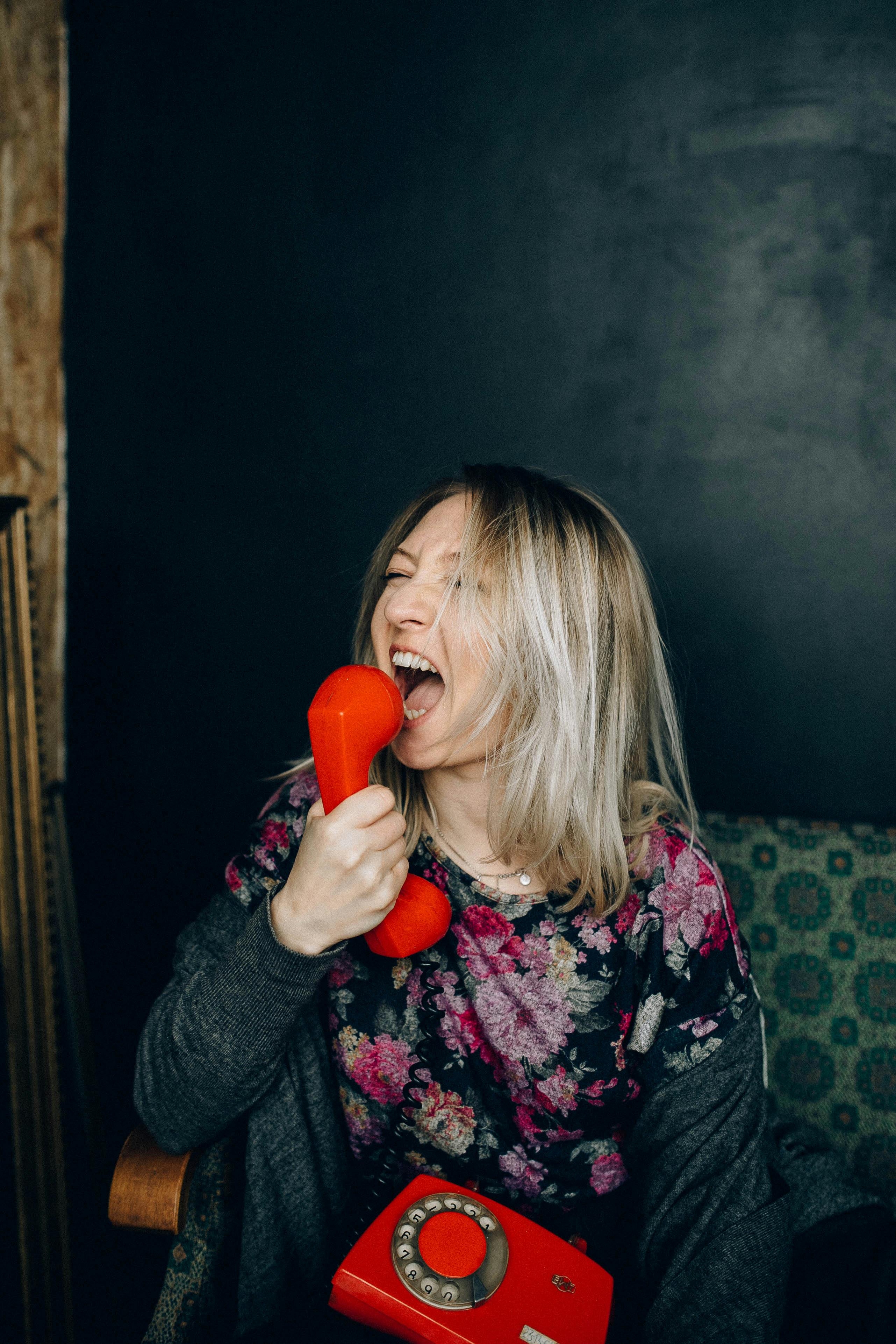 Mujer furiosa grita en su teléfono | Fuente: Pexels