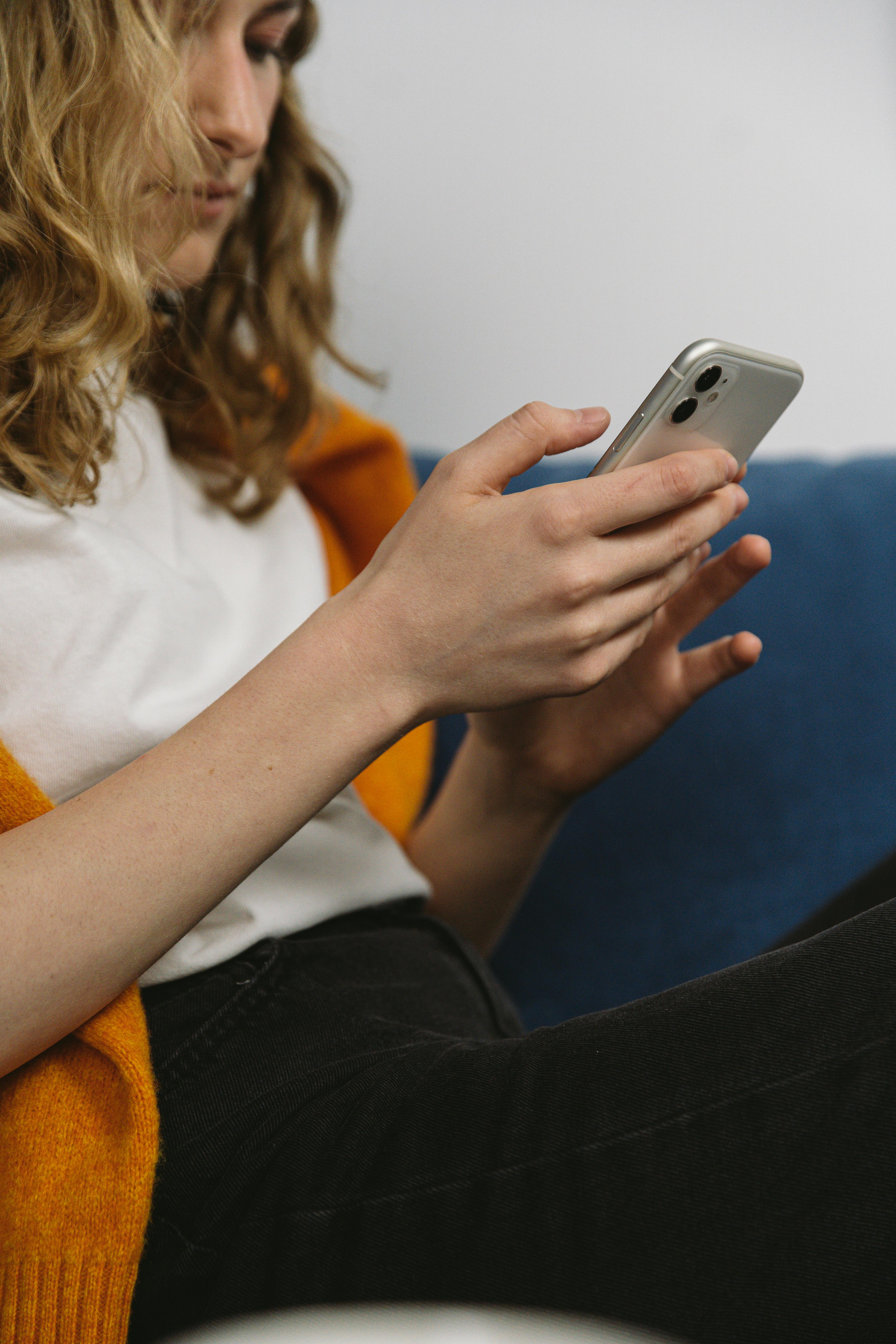 Una mujer con un teléfono en las manos | Fuente: Pexels