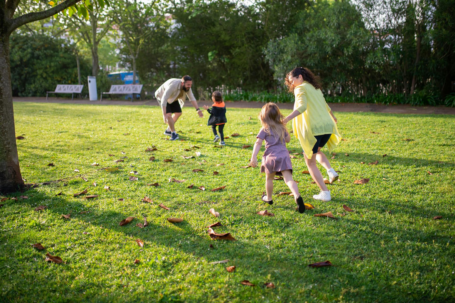 Niños jugando en el parque con sus padres | Fuente: Pexels