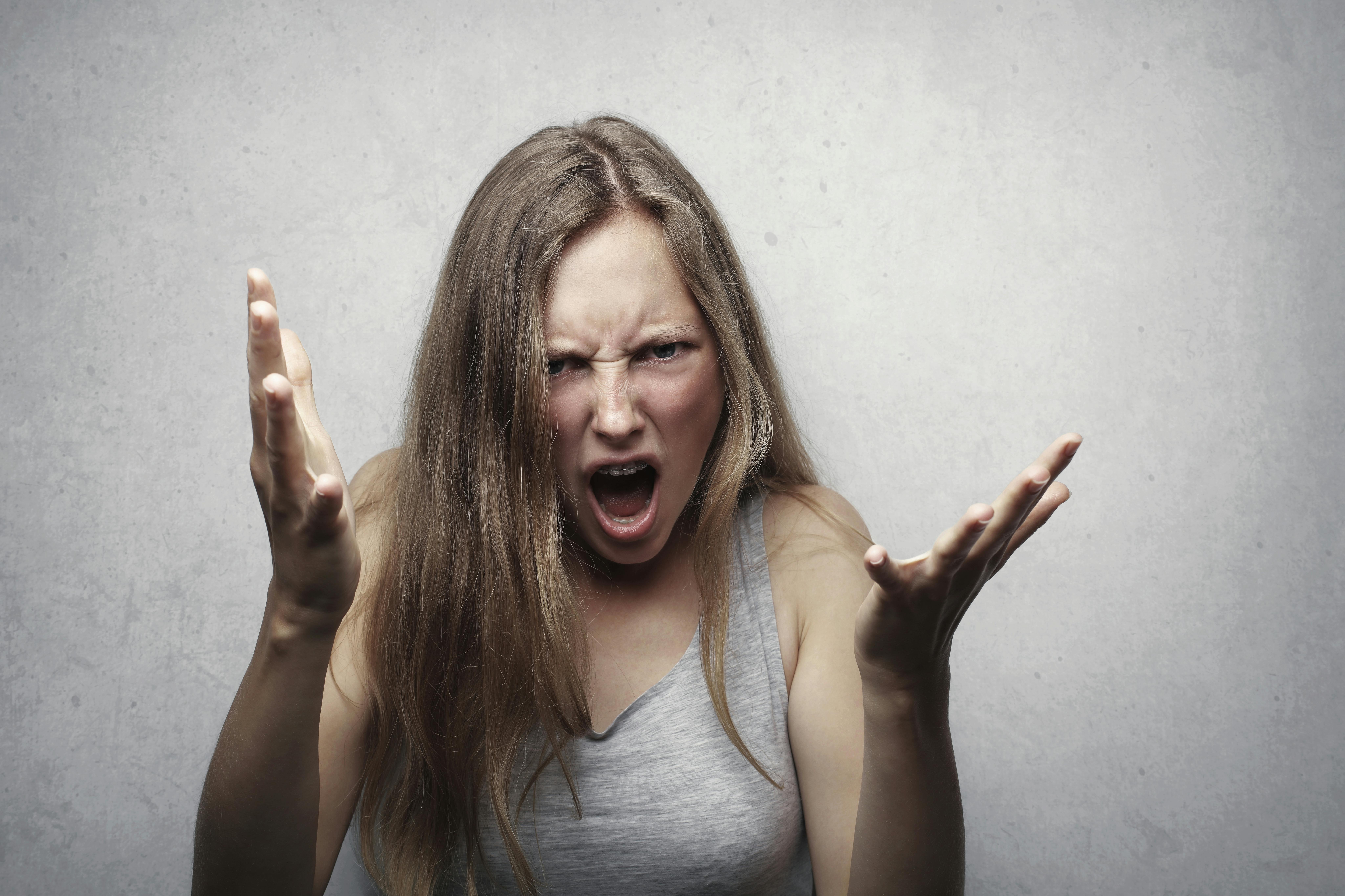 Una mujer enfadada con las manos en alto | Fuente: Pexels