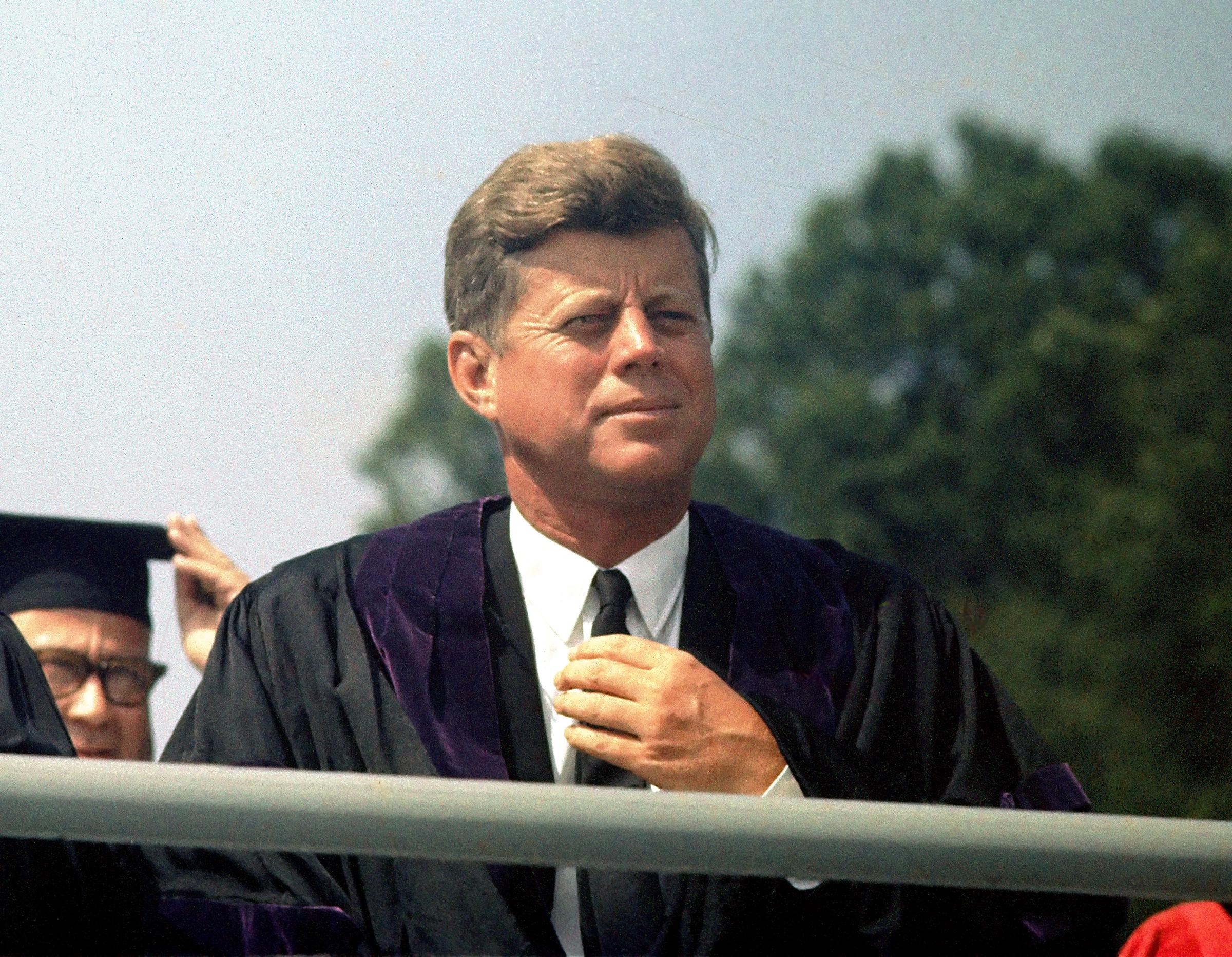 El difunto presidente de EE.UU. John F. Kennedy durante la ceremonia de graduación de la American University el 10 de junio de 1963, en Washington D.C. | Fuente: Getty Images