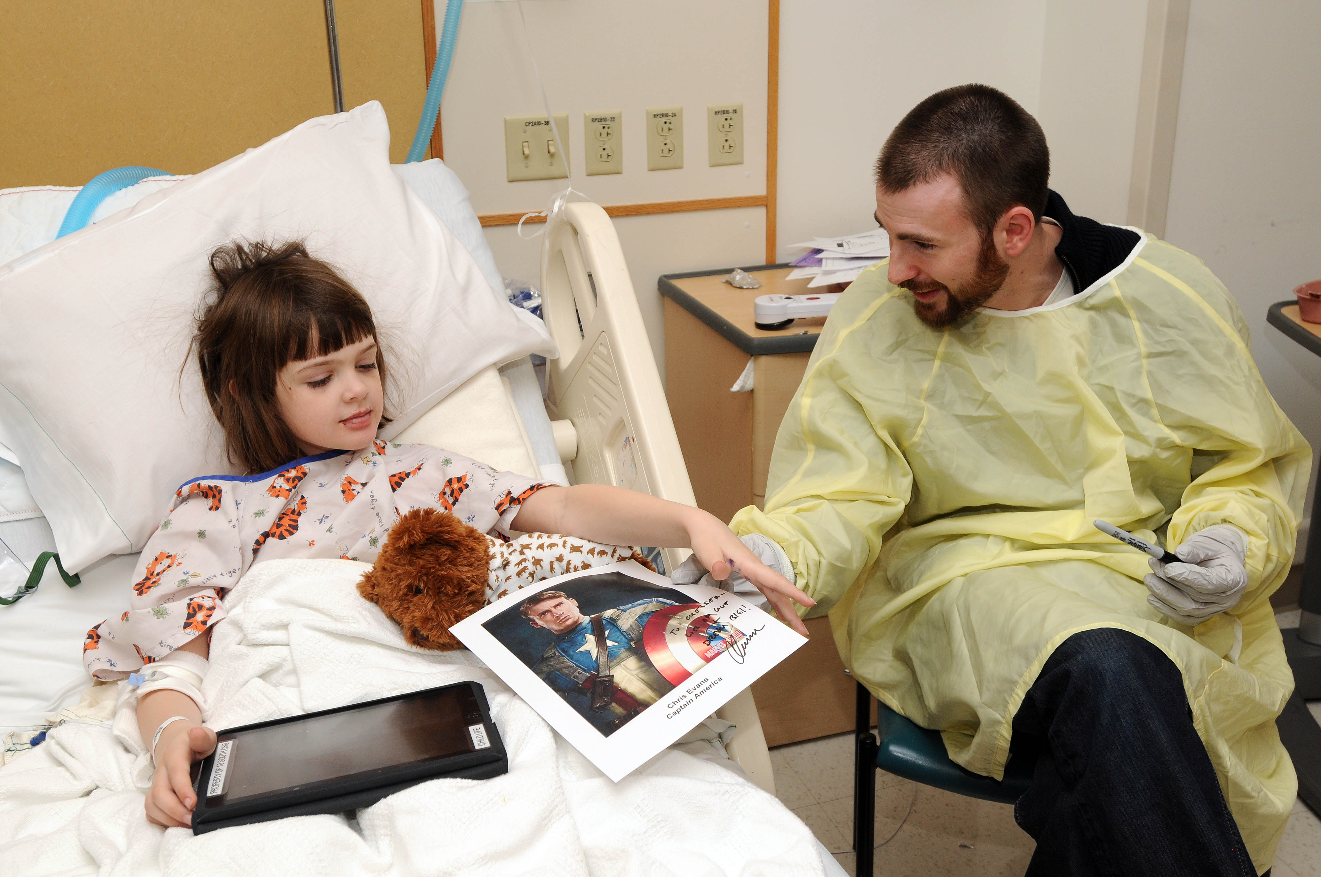 Chris Evans visitando a un paciente pediátrico en el Hospital Infantil de Boston el 29 de diciembre de 2011 en Boston, Massachusetts | Fuente: Getty Images