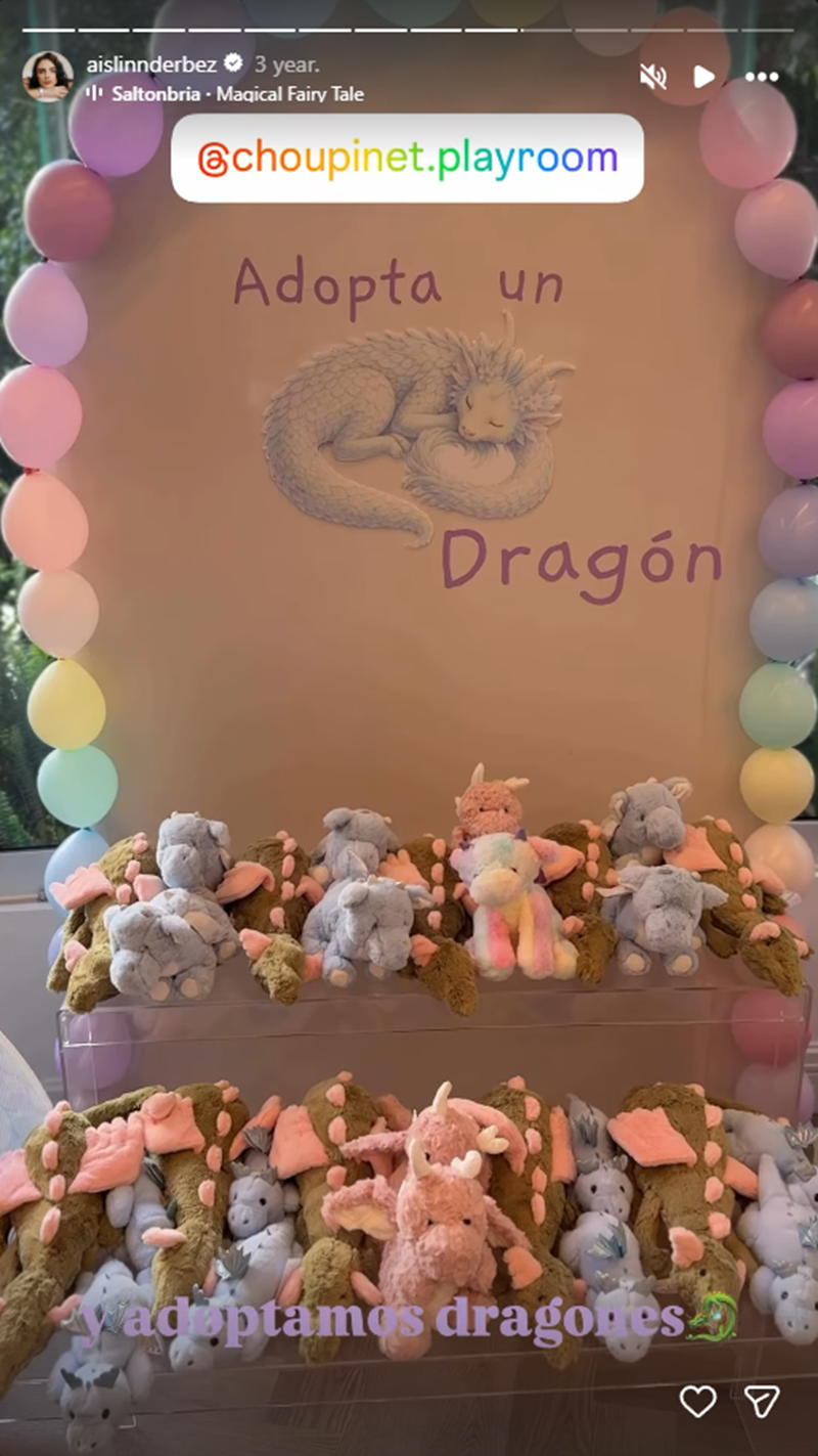 Parte de la decoración del salón donde se celebró el cumpleaños número 8 de Kailani | Fuente: Instagram Stories/aislinnderbez