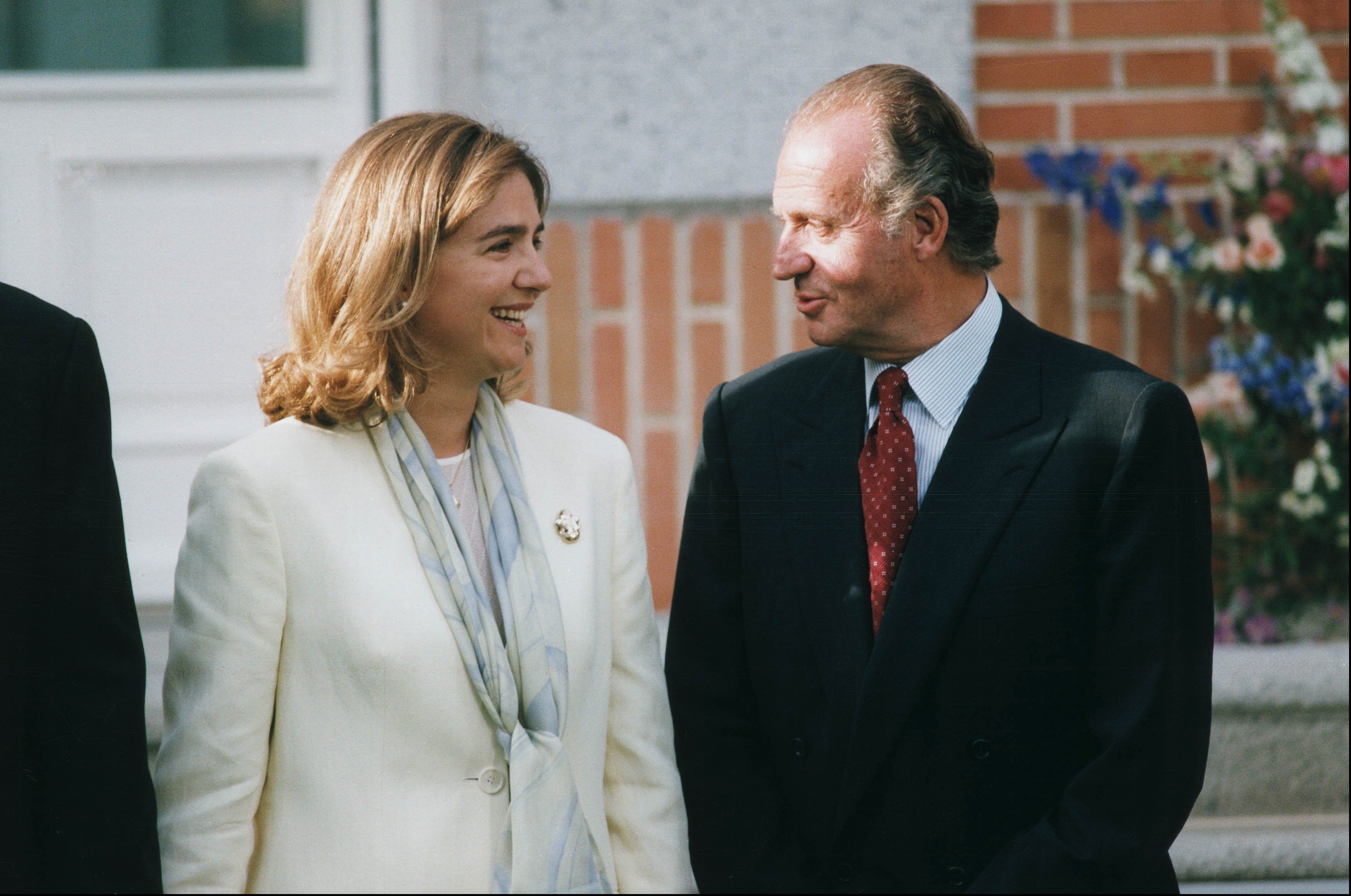 Cristina y Juan Carlos en el compromiso de Christina de España e Iñaki Urdangarin en Madrid, España el 3 de mayo de 1997. | Foto: Getty Images