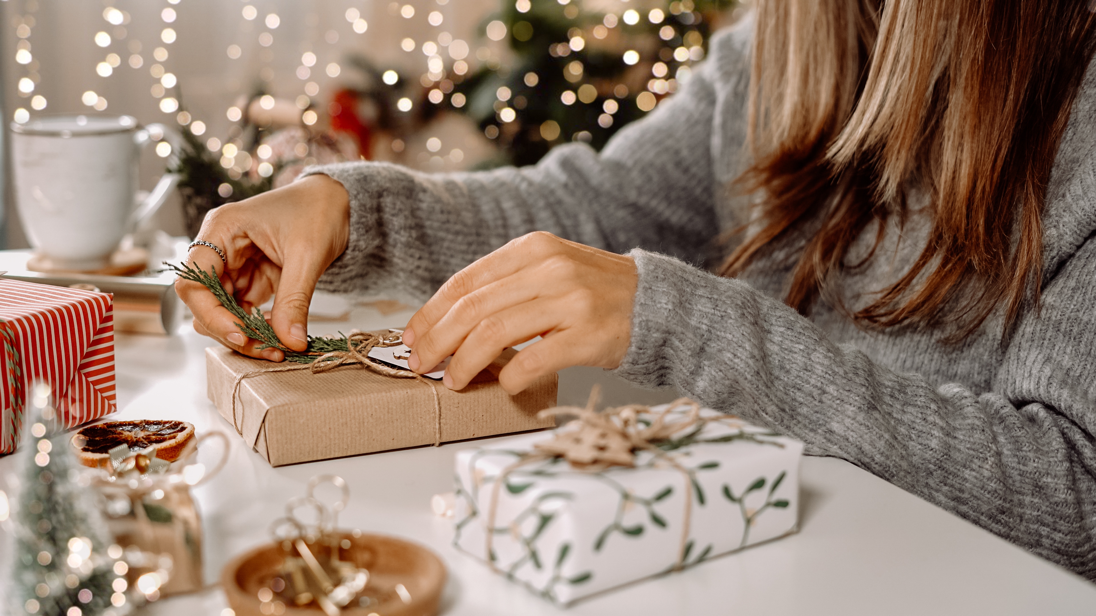 Una mujer envolviendo regalos. | Foto: Shutterstock