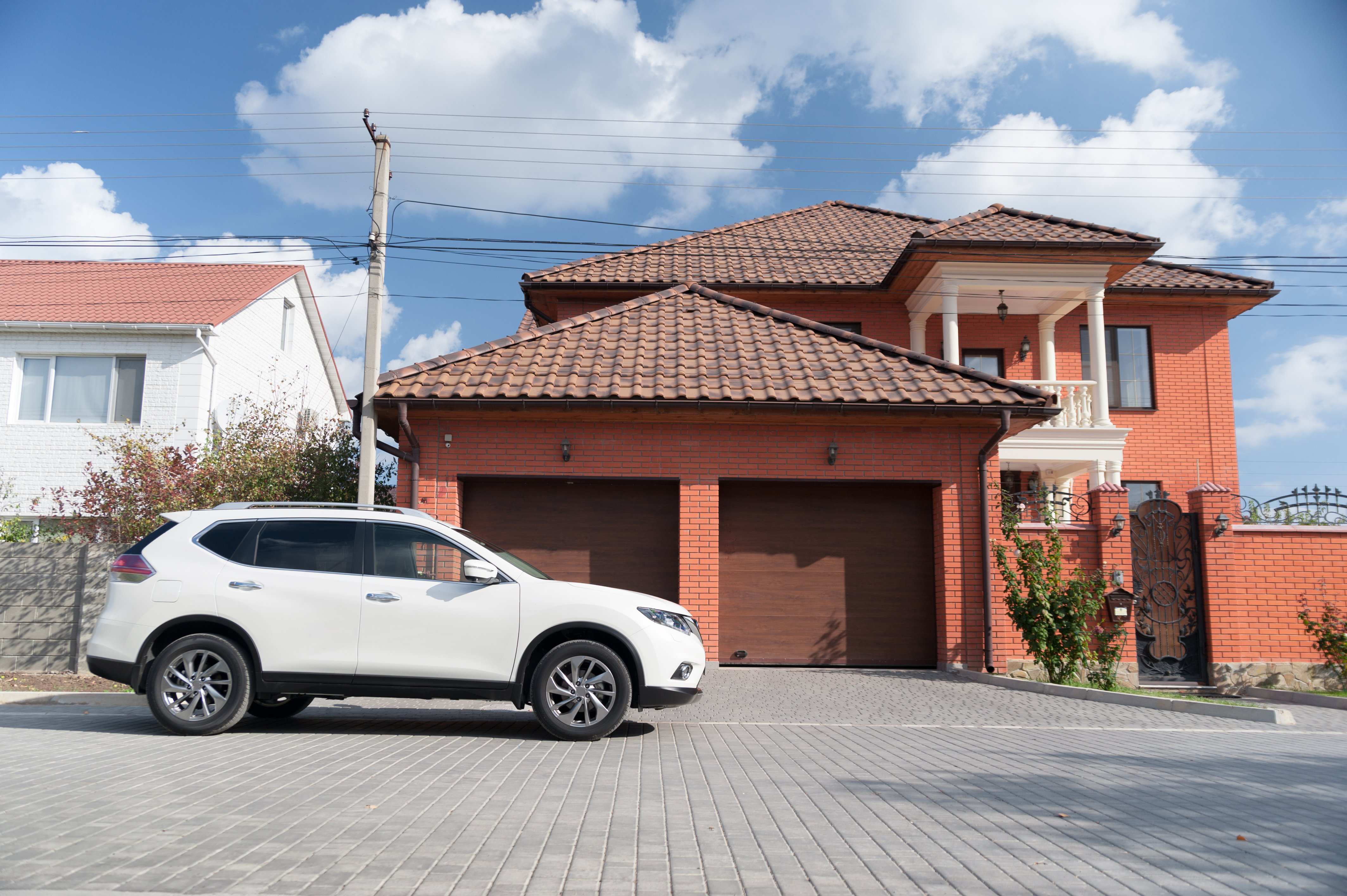 Vehículo frente a una casa | Fuente: Shutterstock