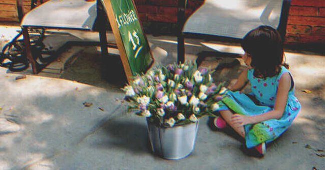 Una niña con flores en la calle | Foto: Getty Images