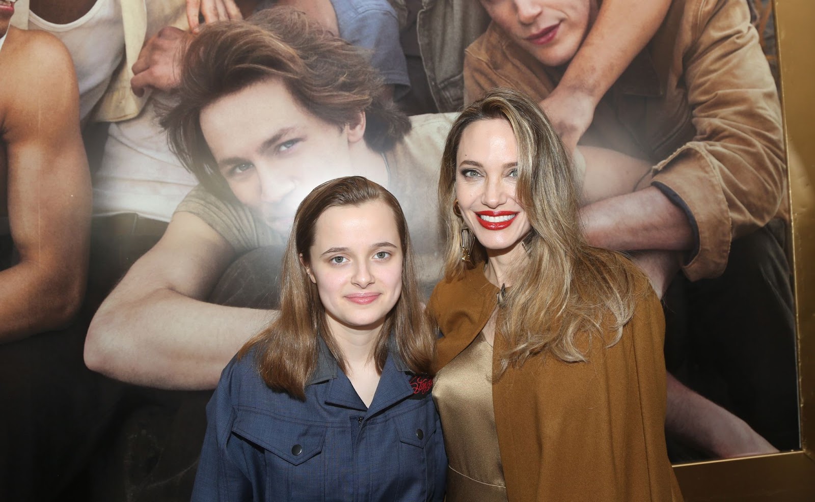 Vivienne Jolie-Pitt y Angelina Jolie en la noche de estreno de "The Outsiders" en el Teatro Bernard B. Jacobs el 11 de abril de 2024 en Nueva York | Fuente: Getty Images