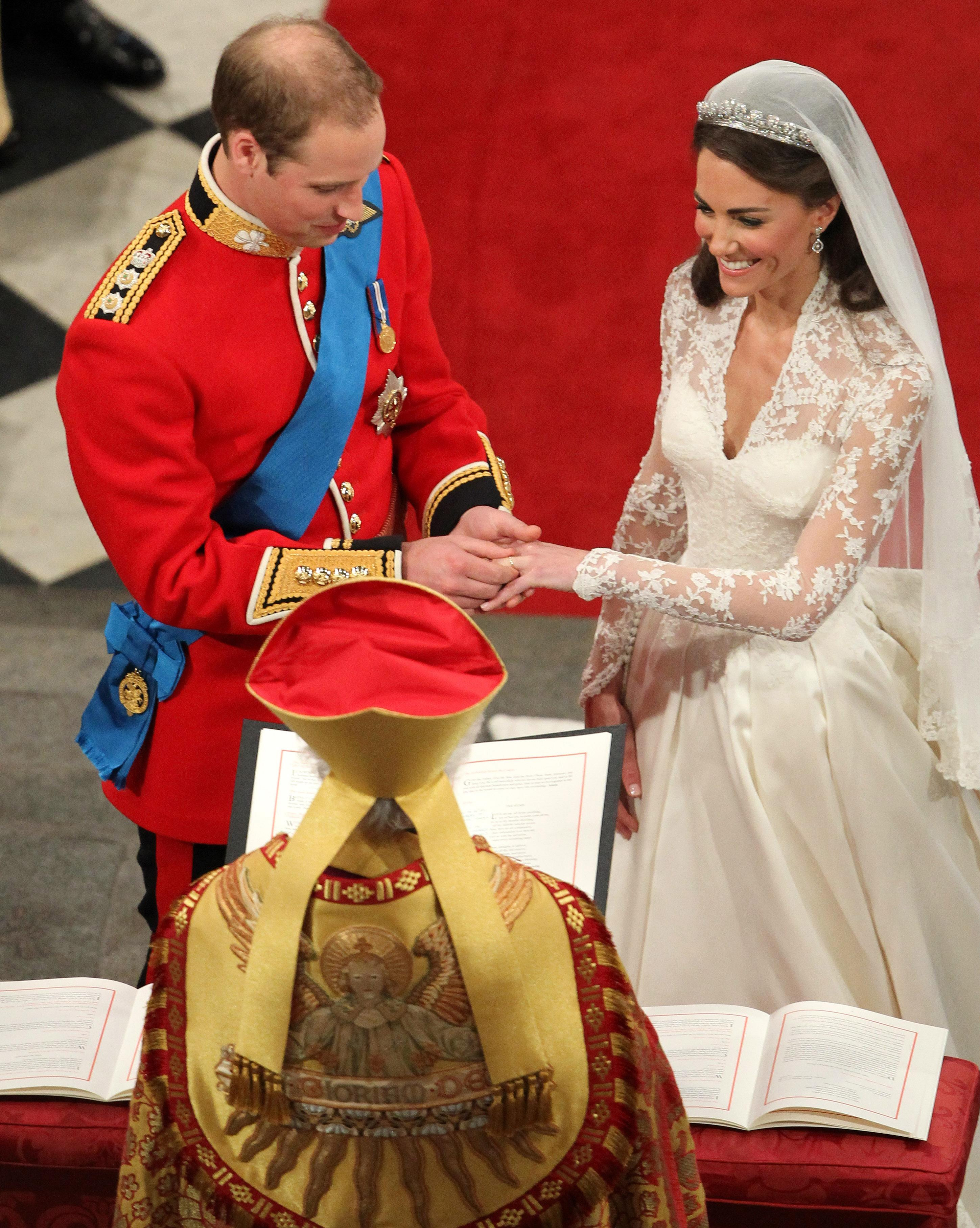 El príncipe William entrega a Catherine Middleton su alianza durante su servicio nupcial en la Abadía de Westminster, en Londres, Inglaterra, el 29 de abril de 2011 | Fuente: Getty Images