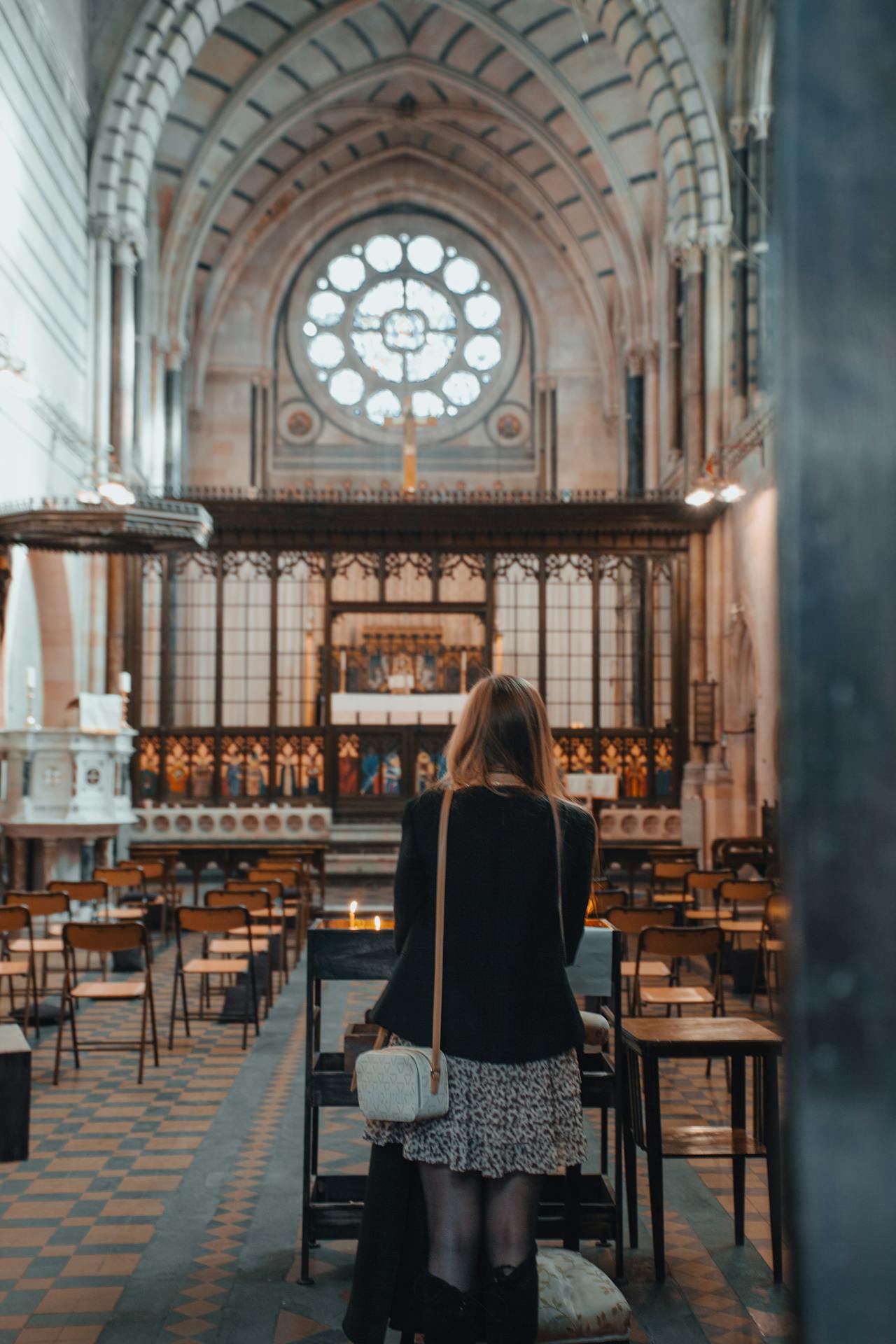 Una mujer en la iglesia | Fuente: Pexels