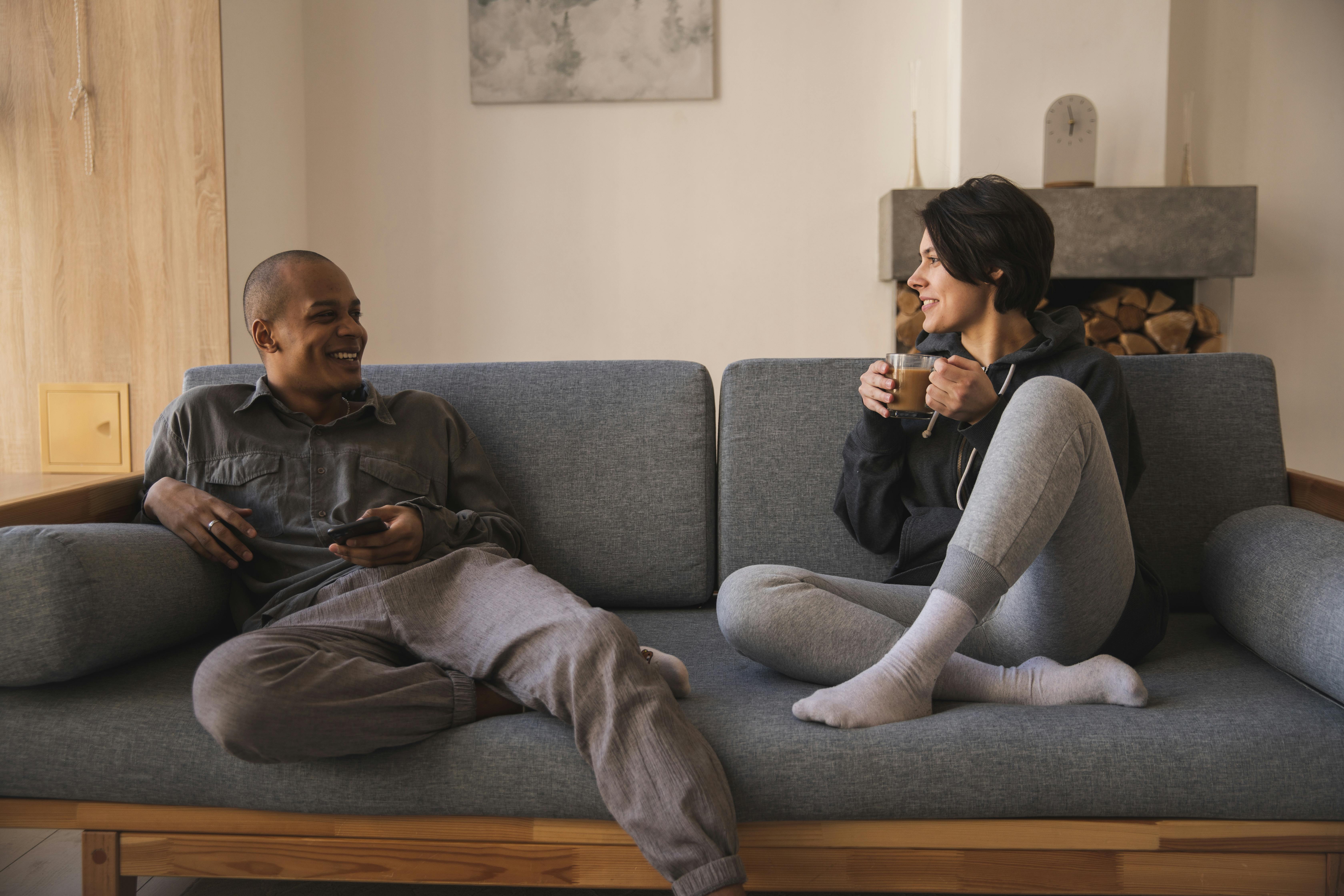 Una pareja hablando en el salón | Fuente: Pexels