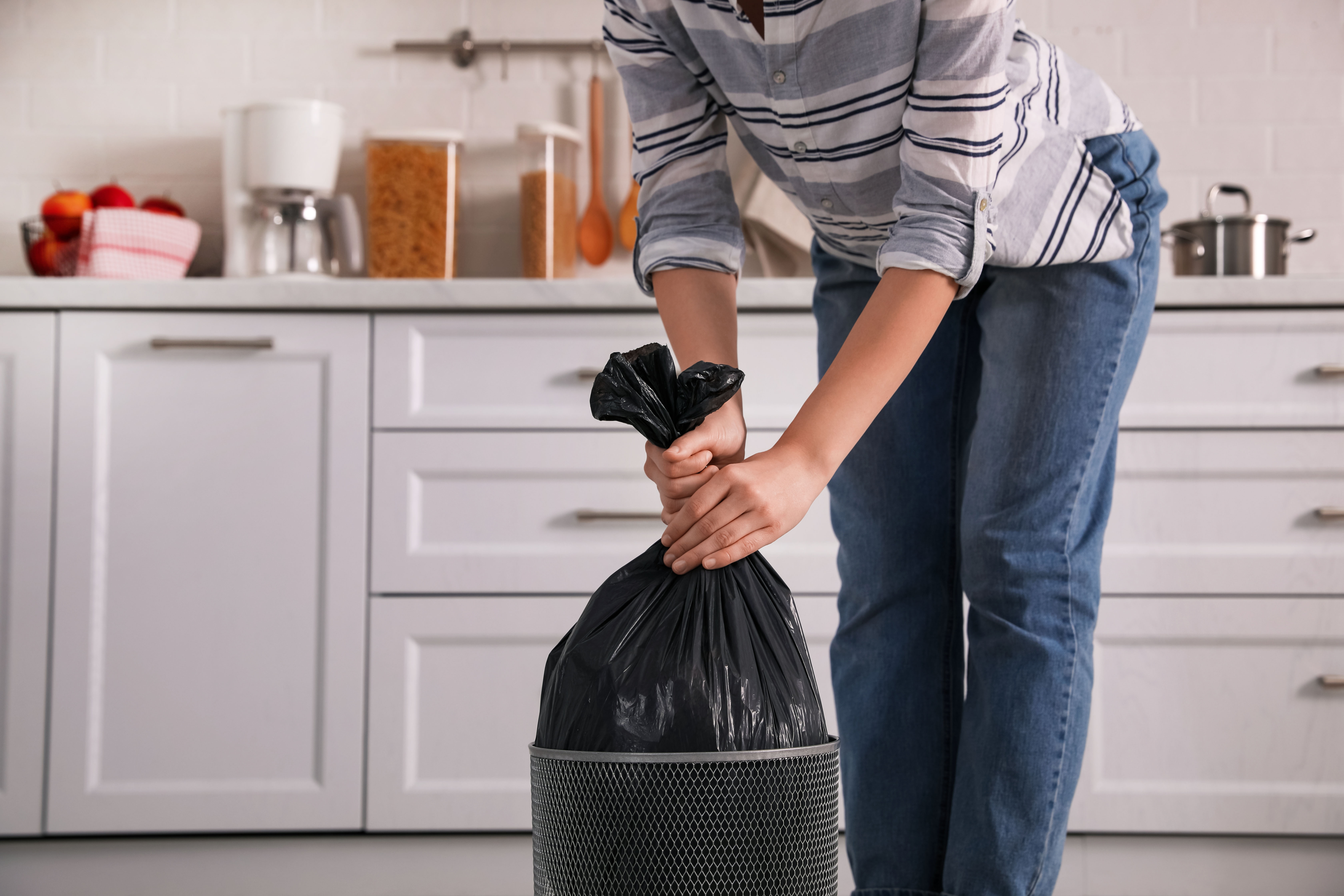 Mujer empaquetando la basura | Foto: Shutterstock
