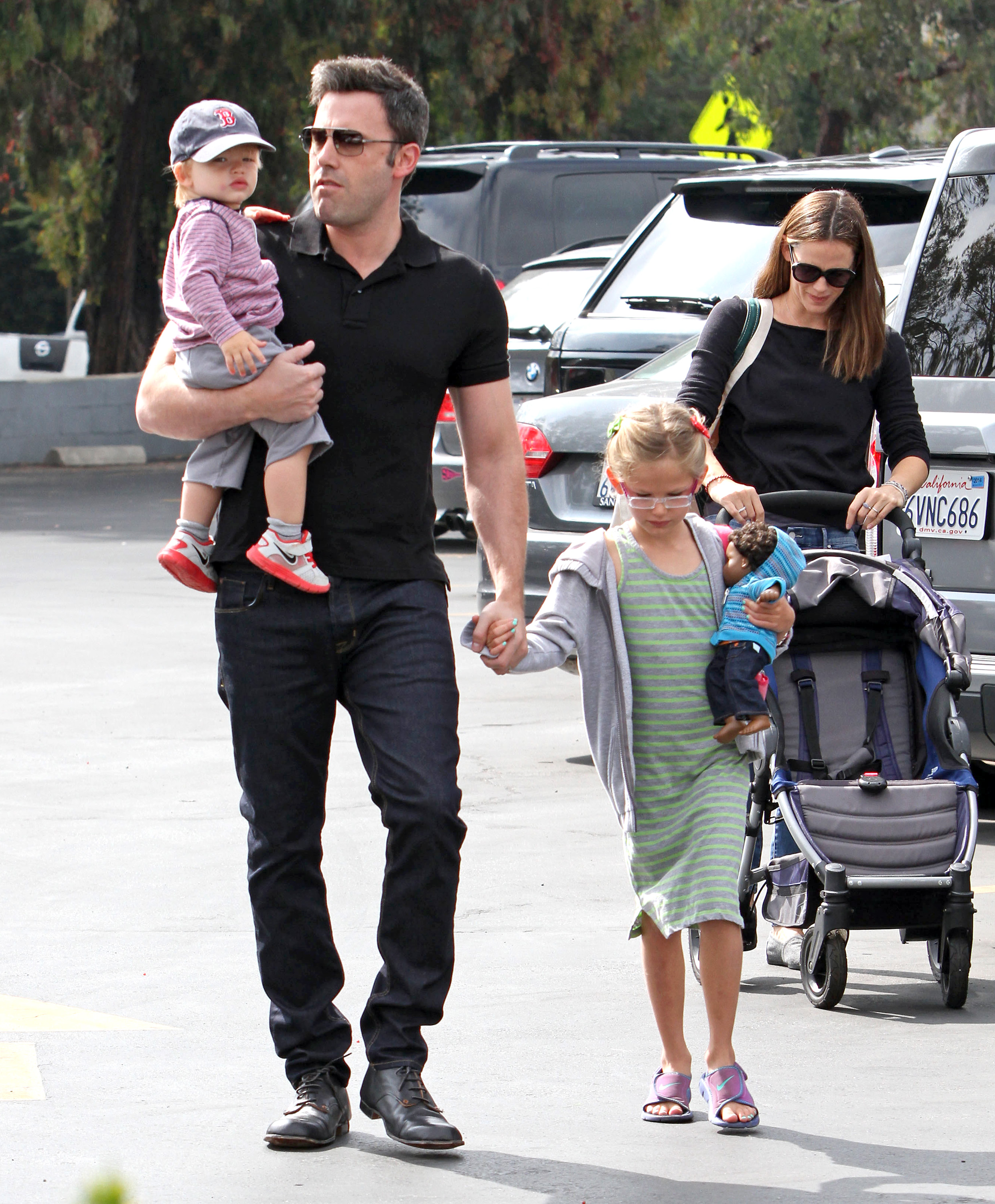 Samuel, Ben y Violet Affleck fueron vistos saliendo con Jennifer Garner en Los Ángeles, California, el 11 de agosto de 2013. | Fuente: Getty Images