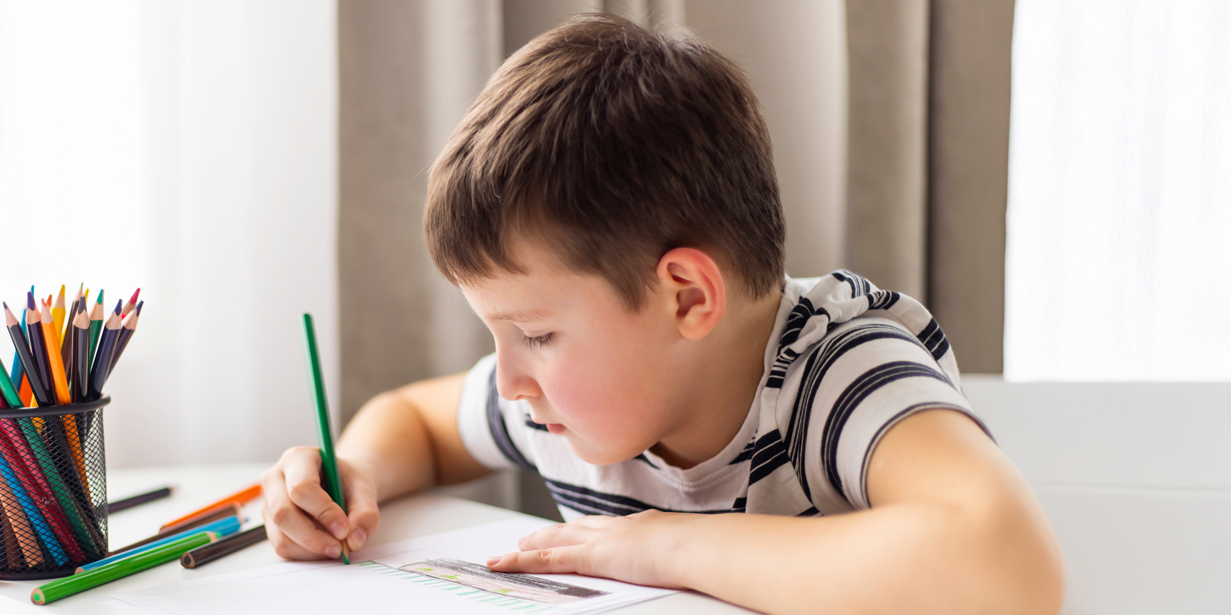 Un niño haciendo los deberes | Fuente: Shutterstock