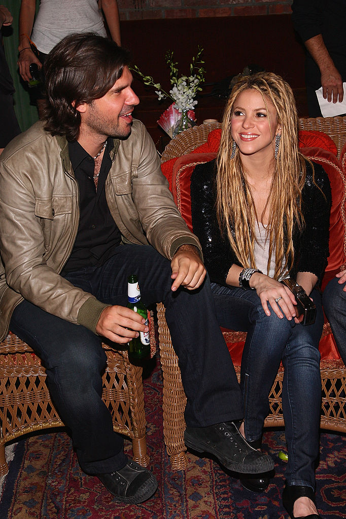 Antonio de la Rúa y Shakira asisten a la fiesta de lanzamiento y celebración de la portada de Rolling Stone para el nuevo álbum "She Wolf" en The Bowery Hotel, el 9 de noviembre de 2009 en Nueva York. | Fuente: Getty Images