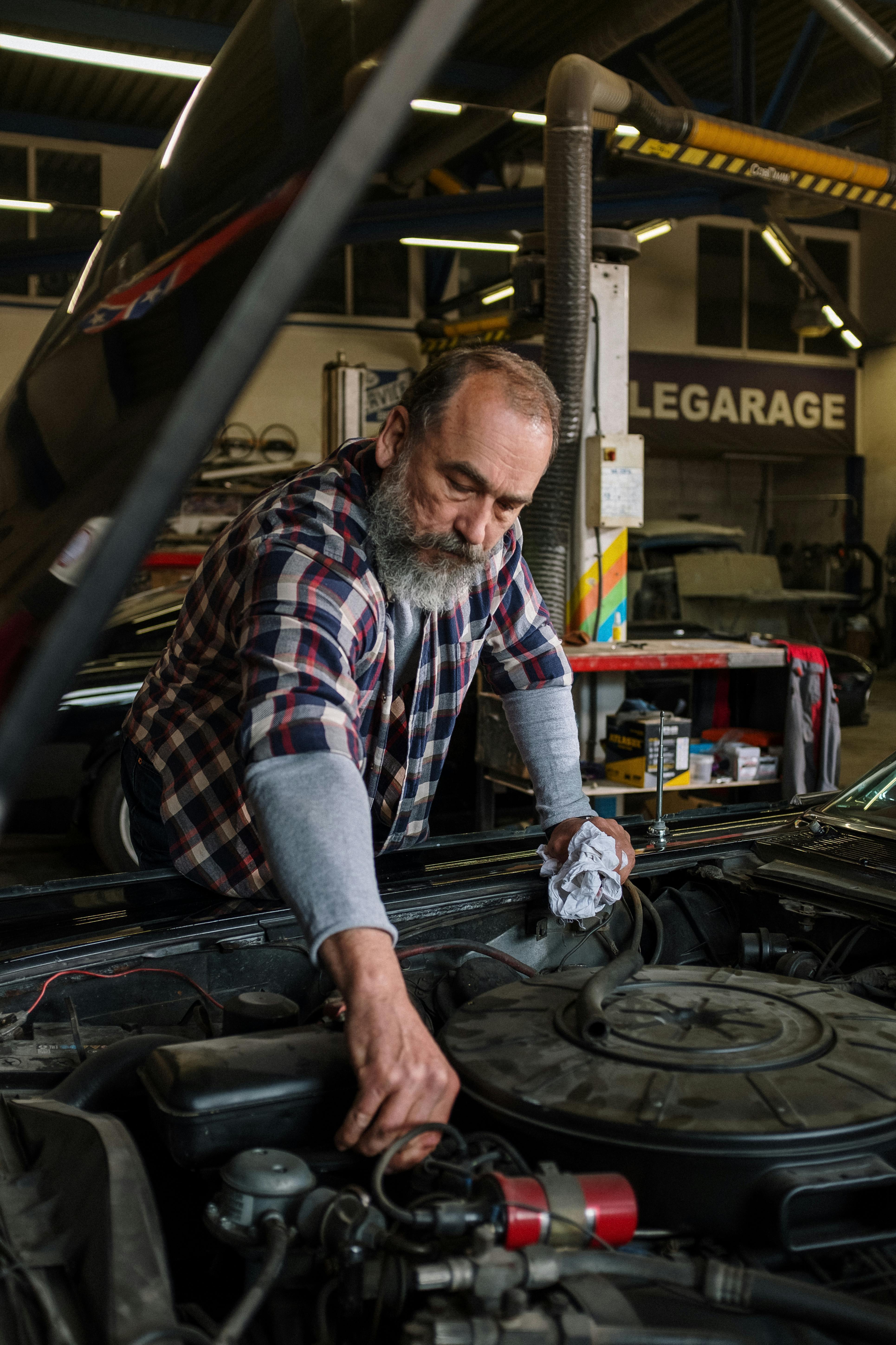 Un mecánico de Automóviles | Fuente: Pexels