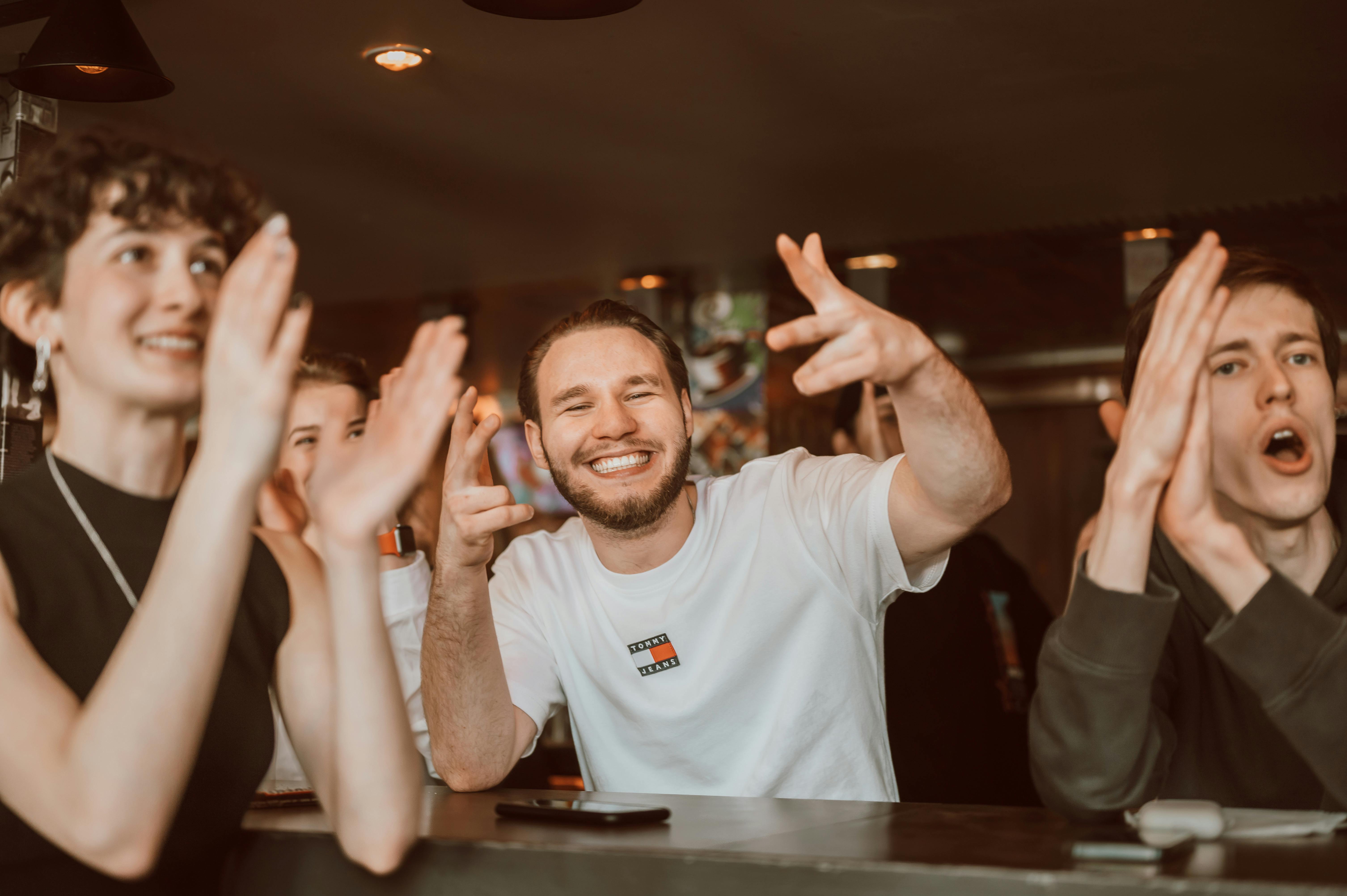 Grupo de personas aplaudiendo en una sala de reuniones | Foto: Pexels