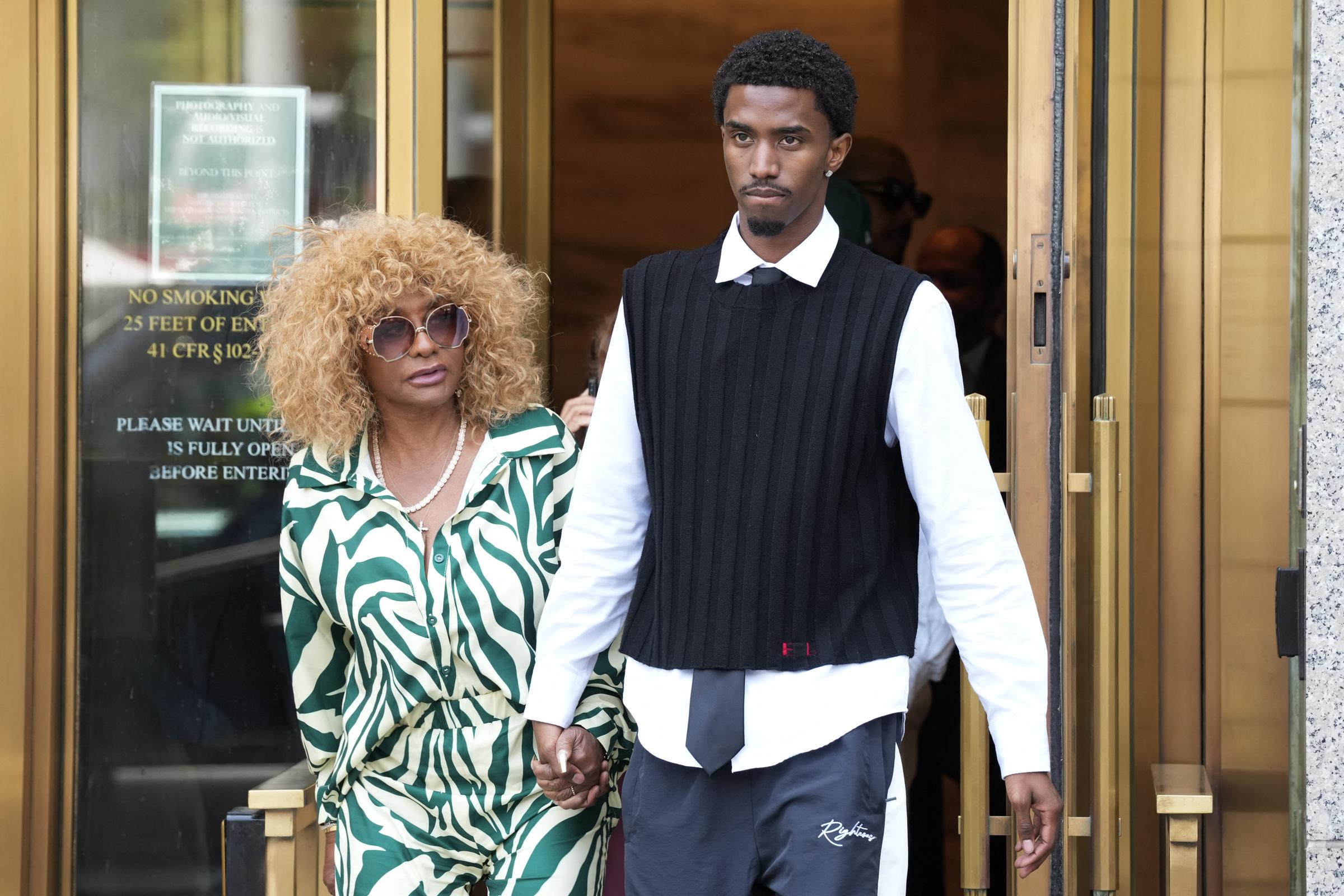 Janice y Christian Combs salen del tribunal federal el 1 de julio de 2025, en Nueva York. | Fuente: Getty Images