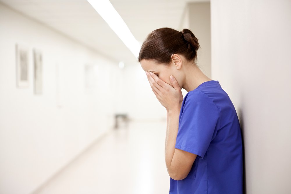 Enfermera llorando en el pasillo de un hospital. I Foto: Shutterstock