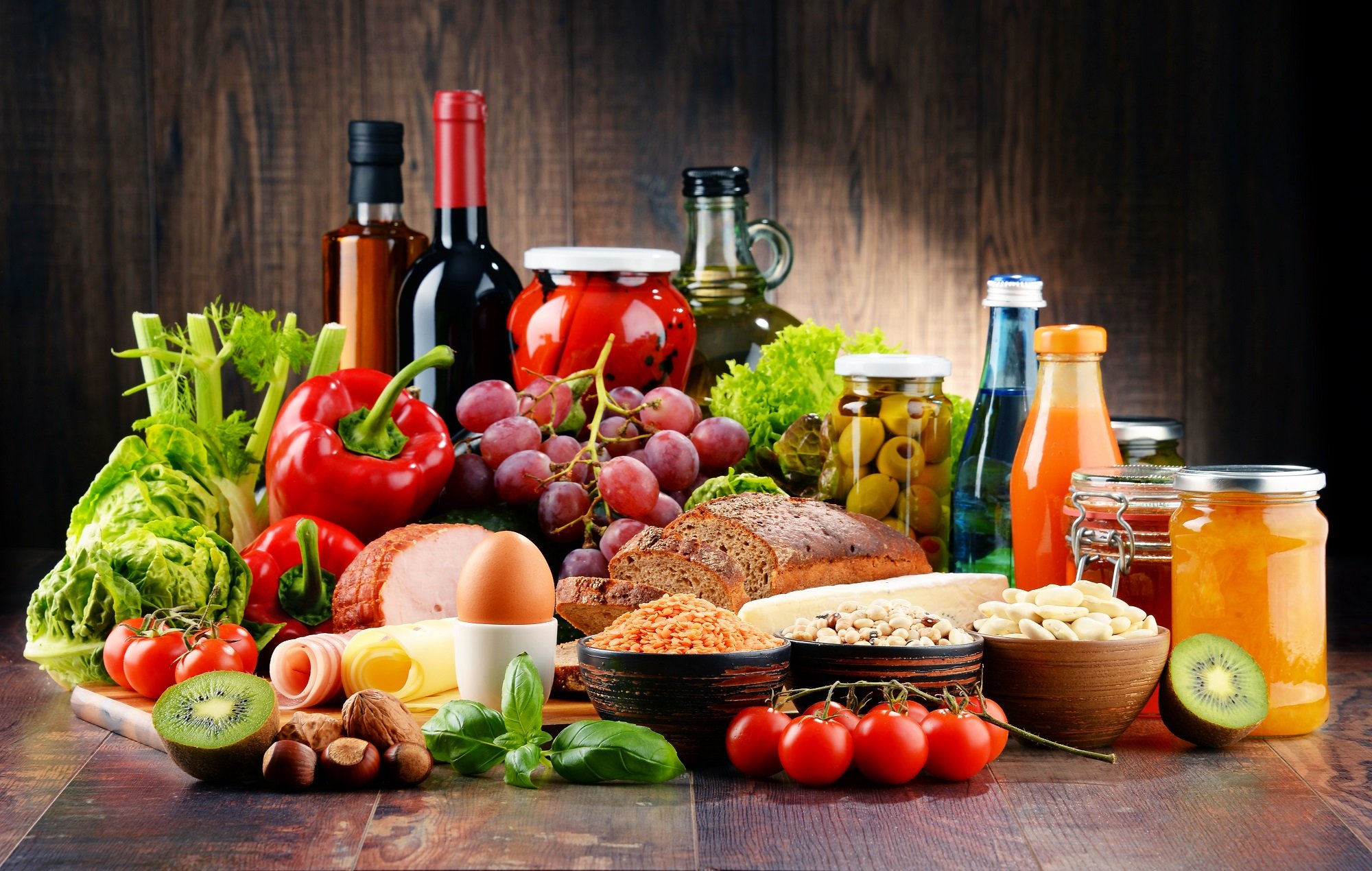 Selección variada de alimentos y productos orgánicos. | Foto: Shutterstock