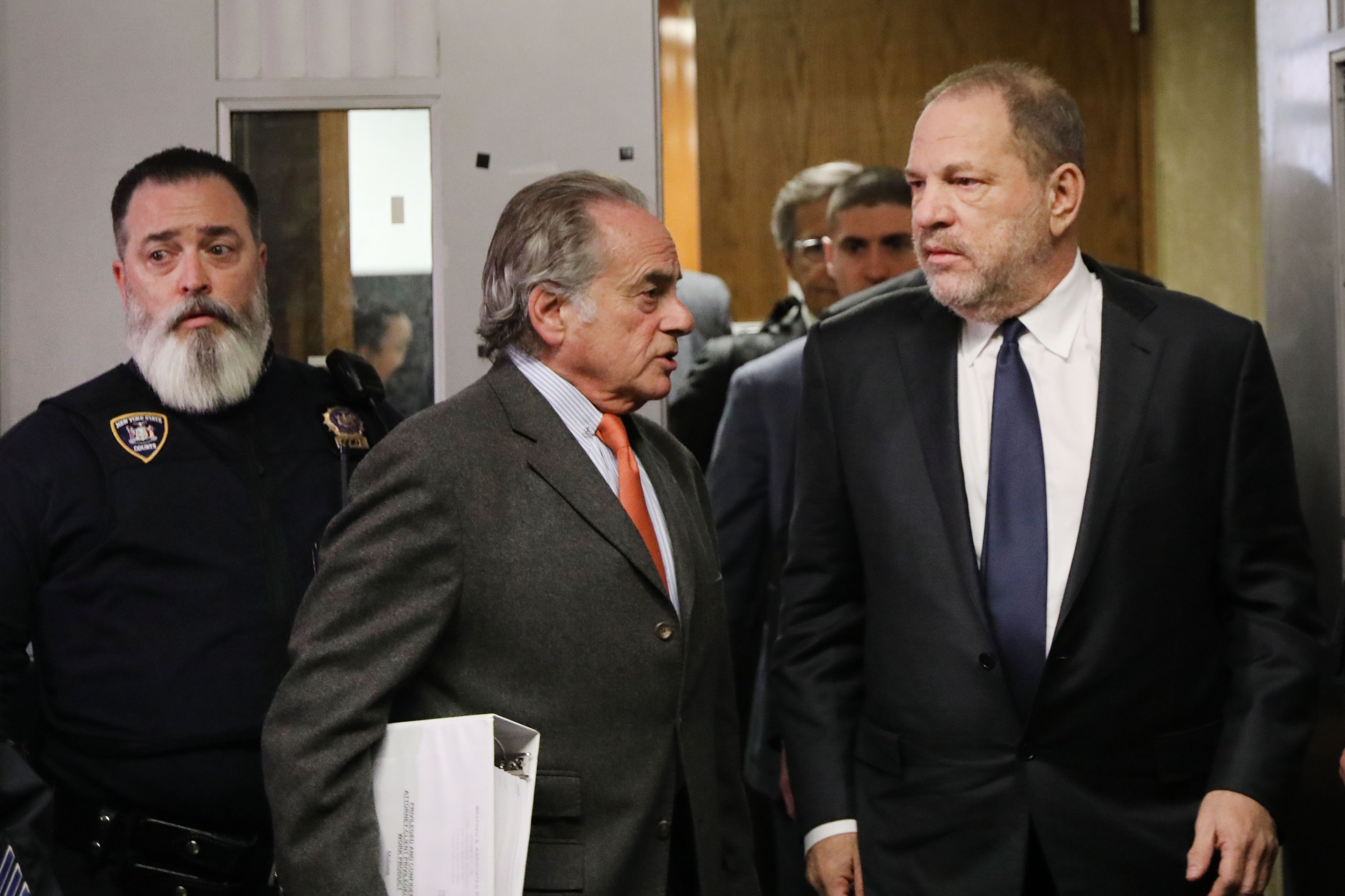 Harvey Weinstein (d) sale con su abogado Benjamin Brafman tras una vista judicial en el Tribunal Penal de Nueva York el 20 de diciembre de 2018, en Nueva York | Fuente: Getty Images