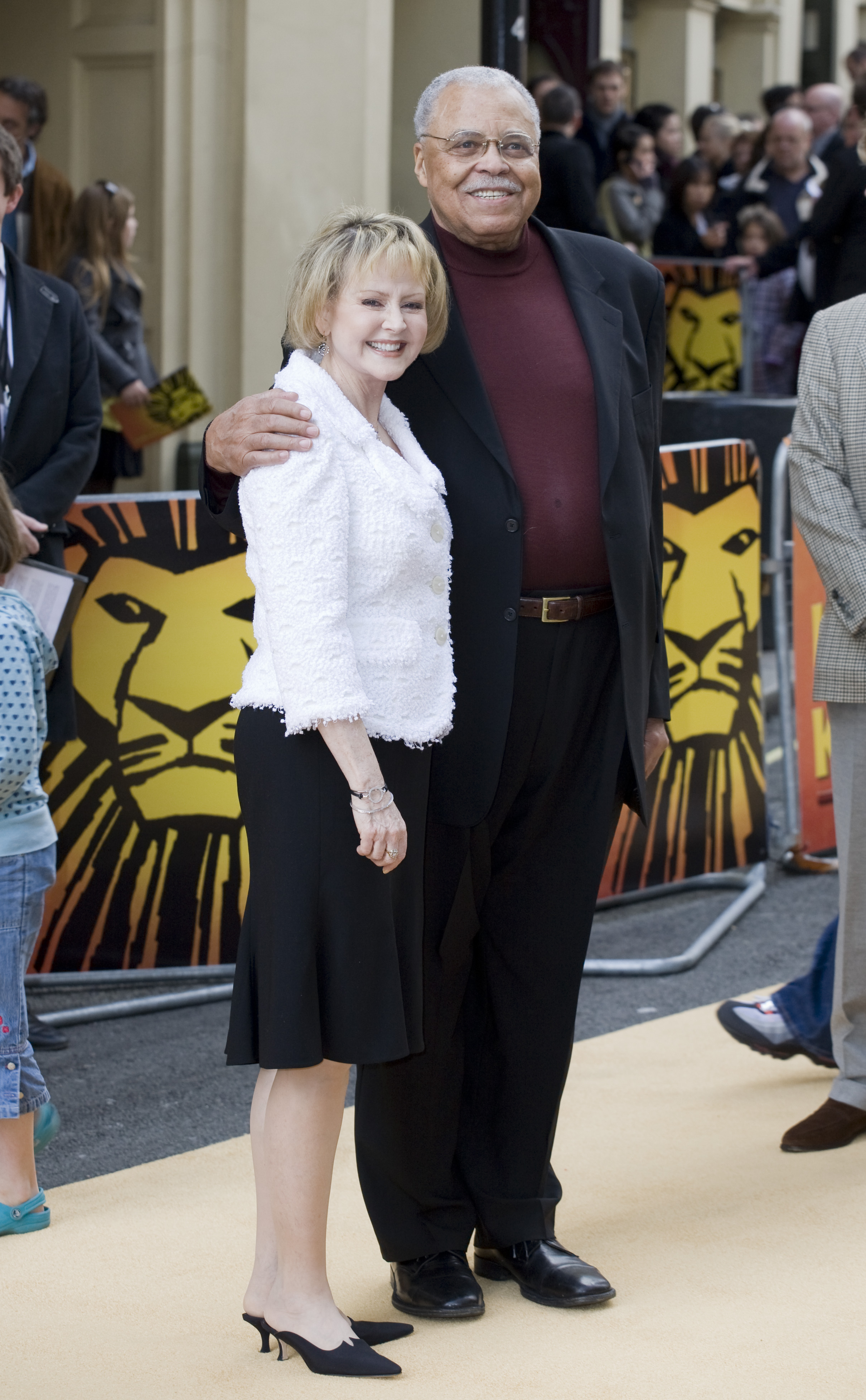 Cecelia Hart y James Earl Jones en la representación del 10º aniversario de "The Lion King" en 2009 | Fuente: Getty Images