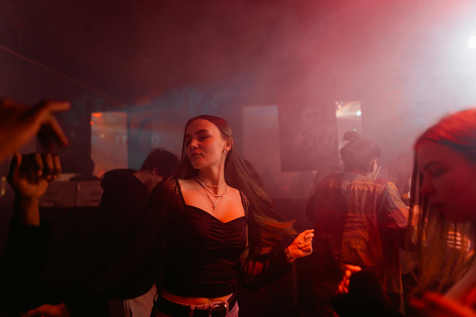 Una mujer bailando en un club | Foto: Pexels